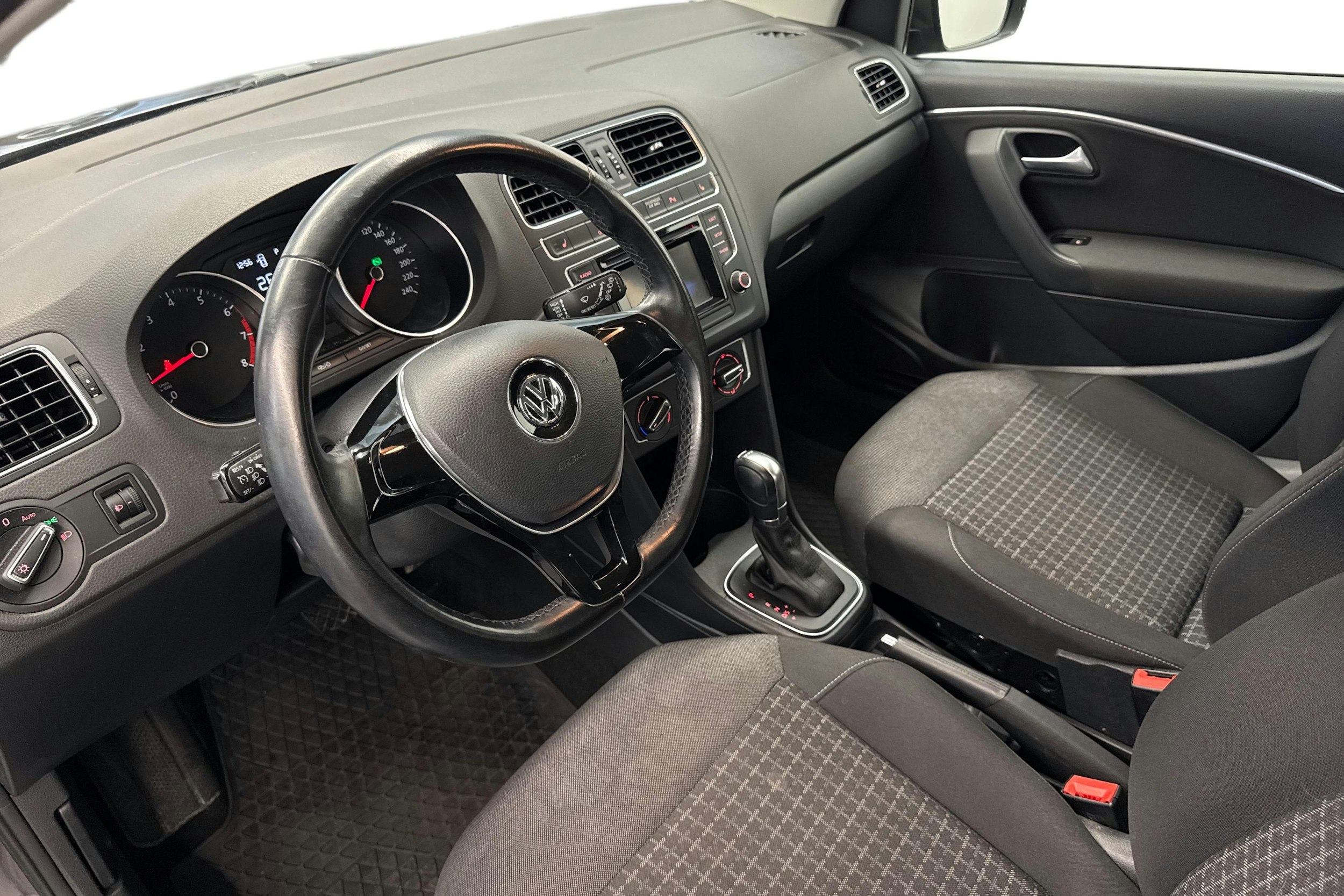 harmaa Volkswagen Polo 2017 kuva 7.