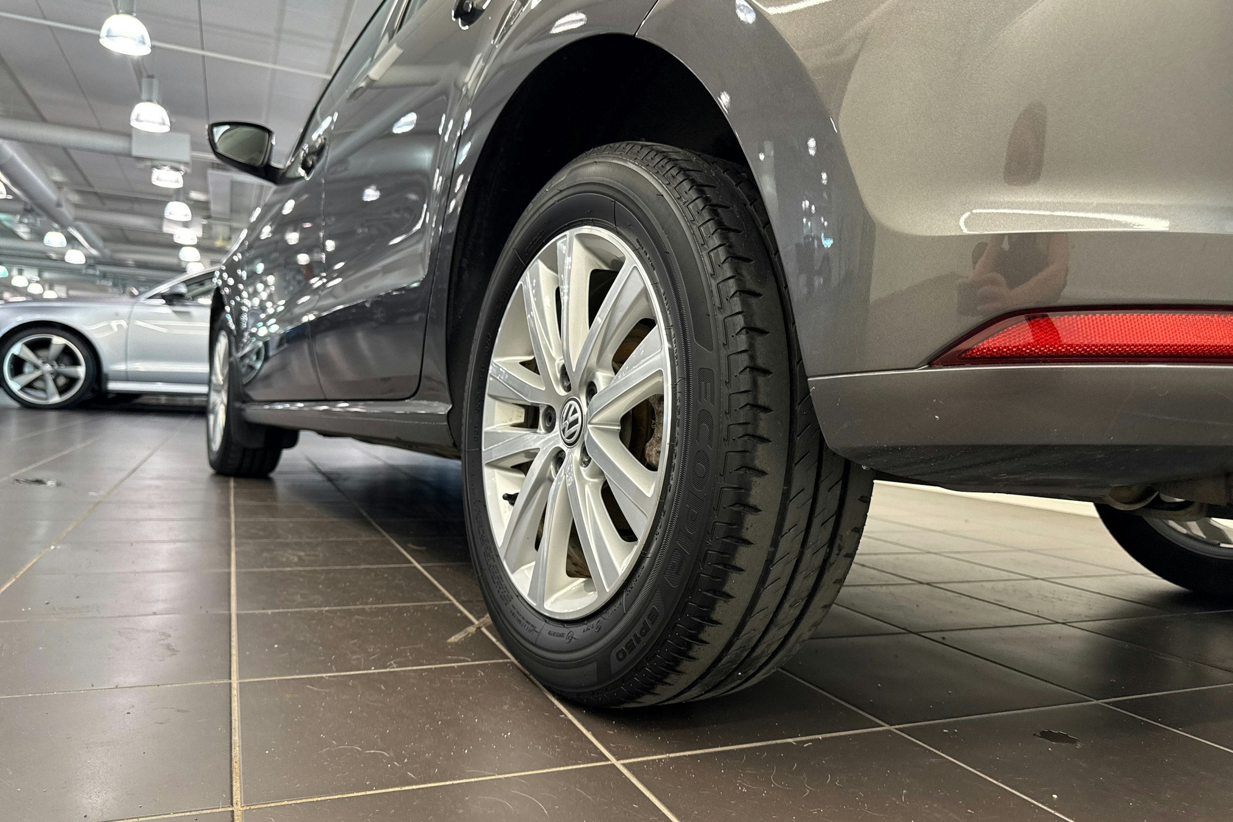 harmaa Volkswagen Polo 2017 kuva 13.