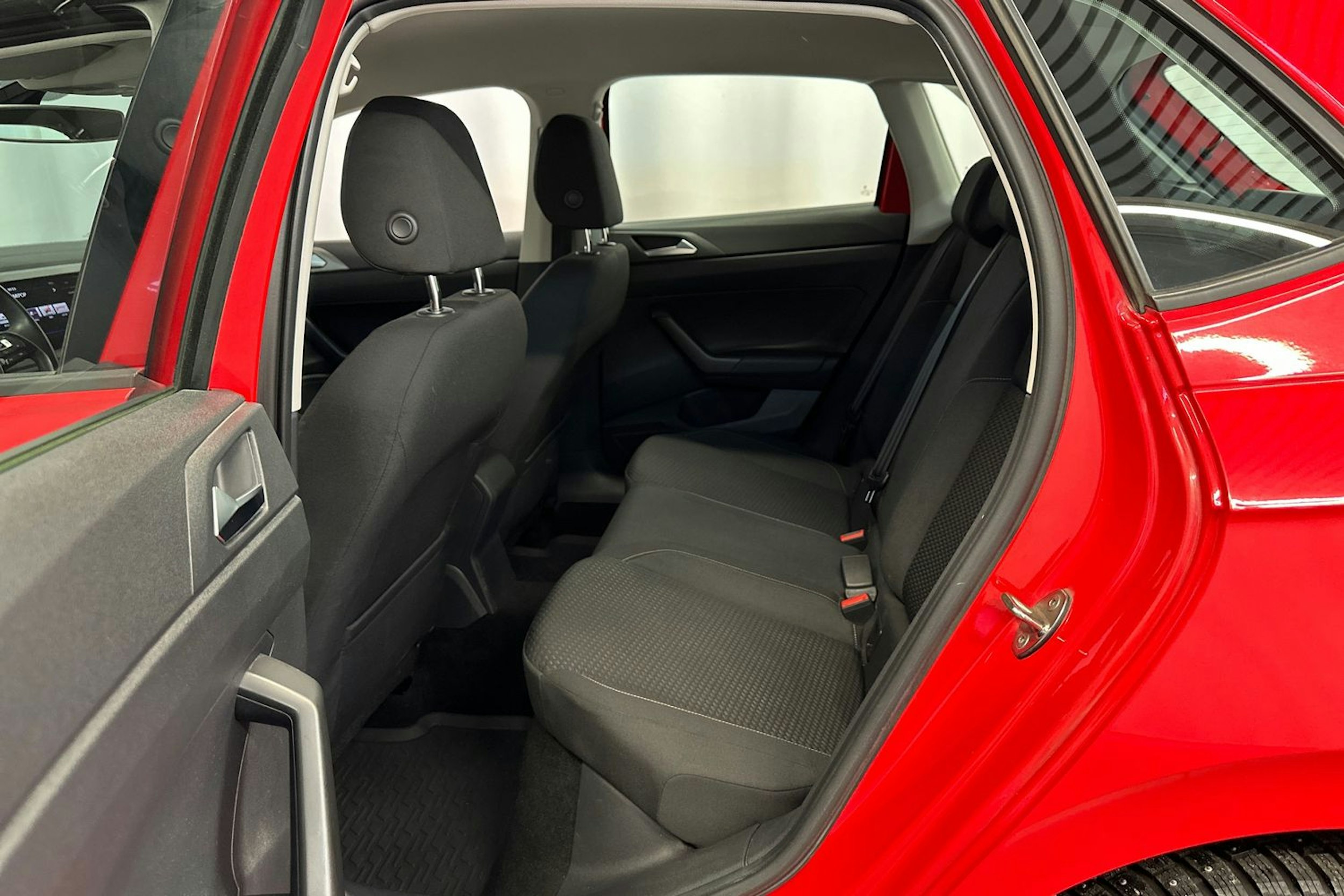 punainen Volkswagen Polo 2018 kuva 13.