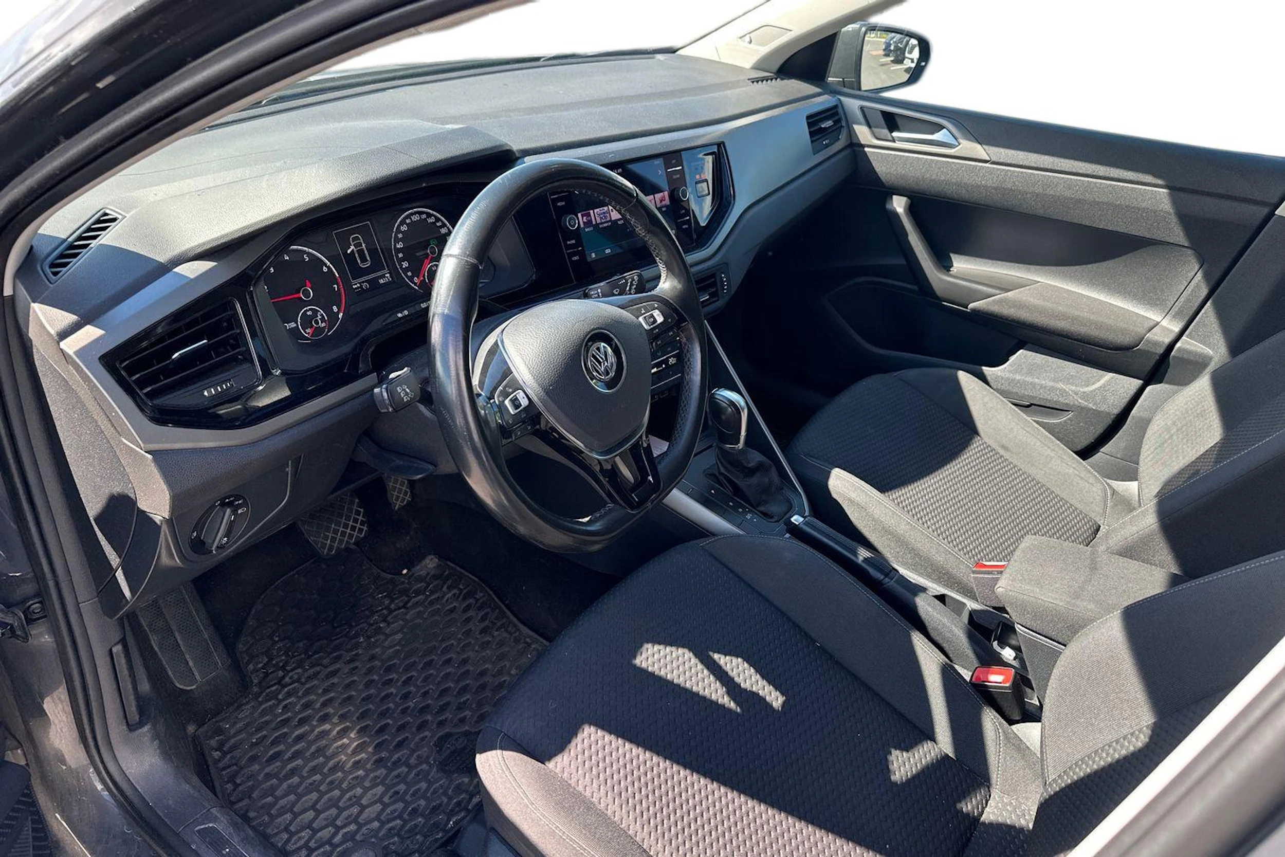 harmaa Volkswagen Polo 2018 kuva 3.
