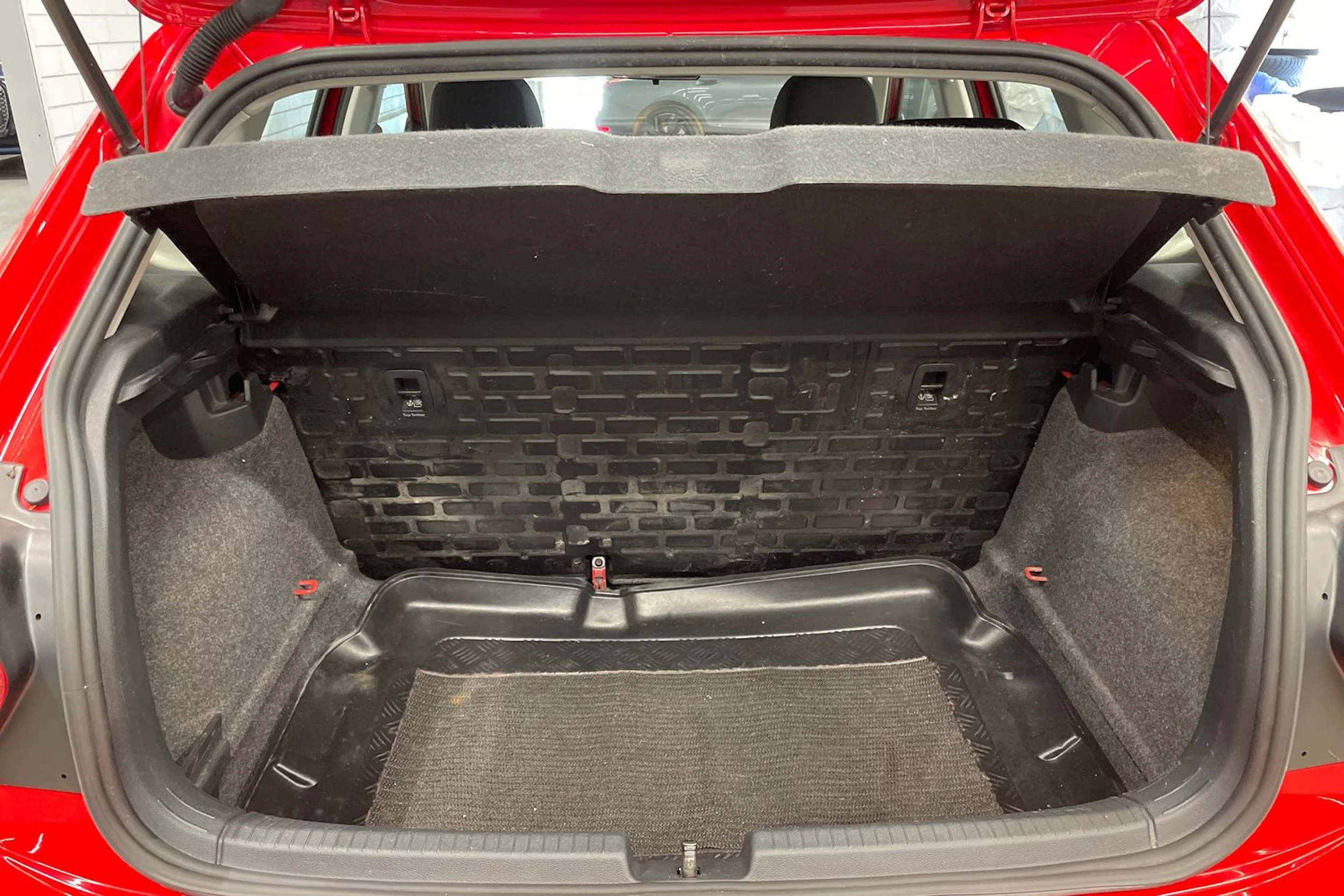 punainen Volkswagen Polo 2018 kuva 11.
