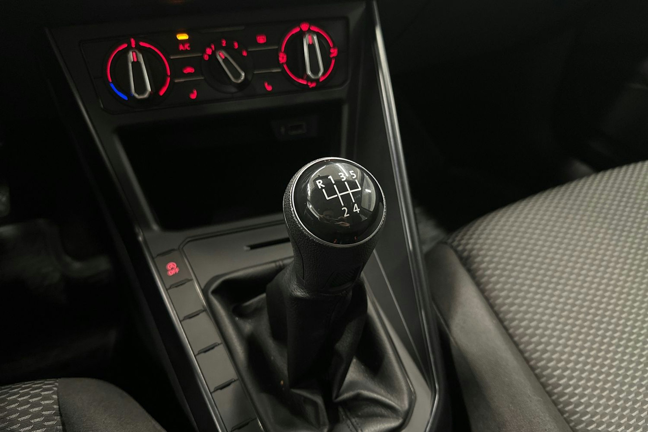 Musta Volkswagen POLO 2018 kuva 18.