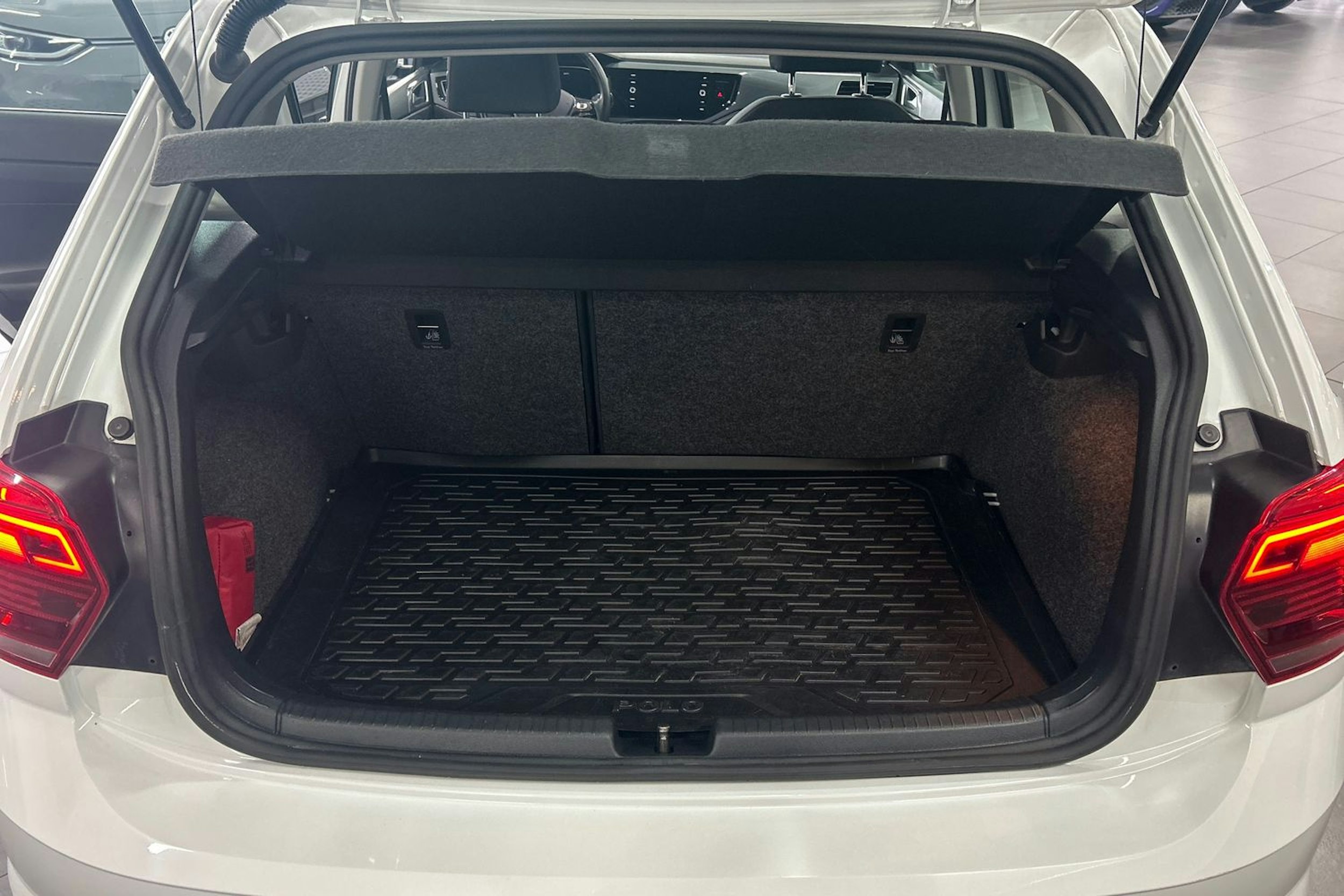 Valkoinen Volkswagen Polo 2018 kuva 14.