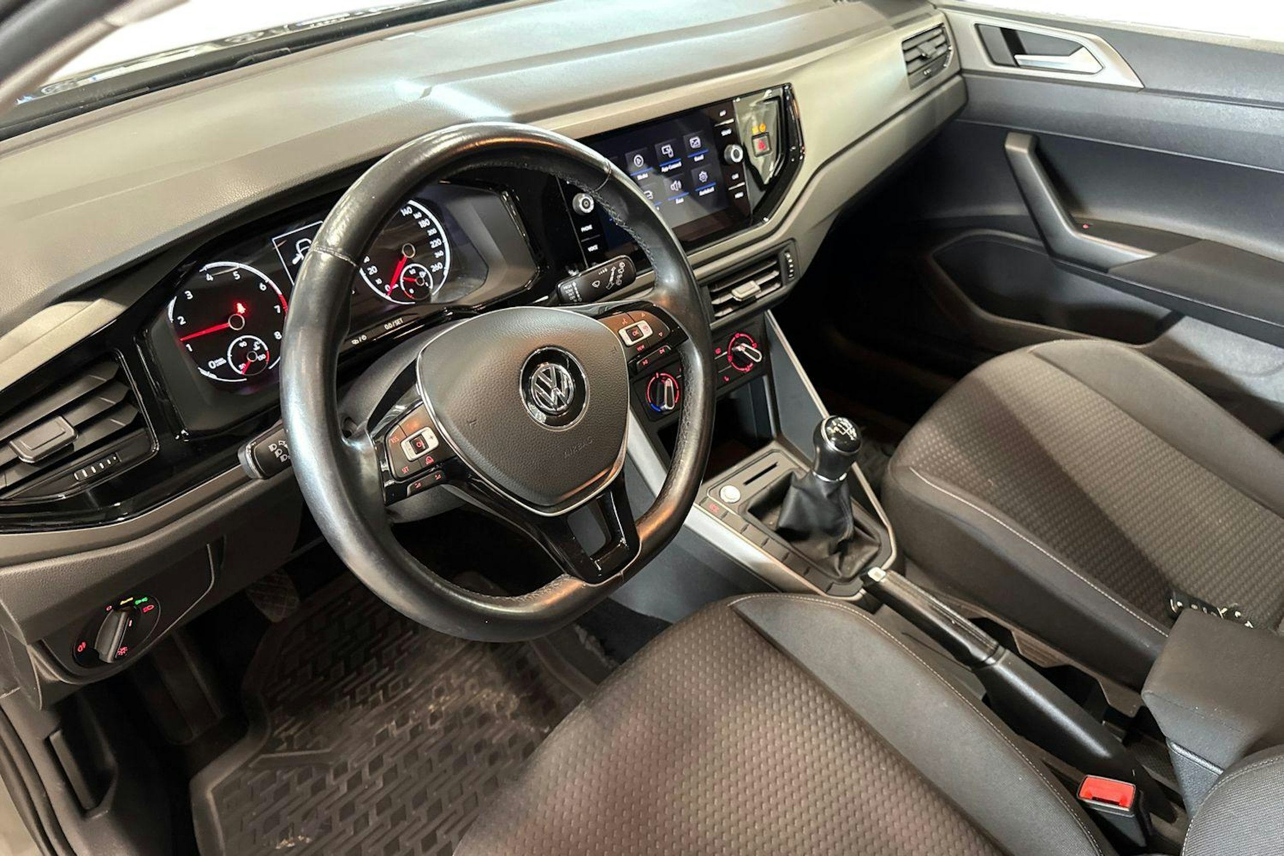 harmaa Volkswagen Polo 2018 kuva 7.