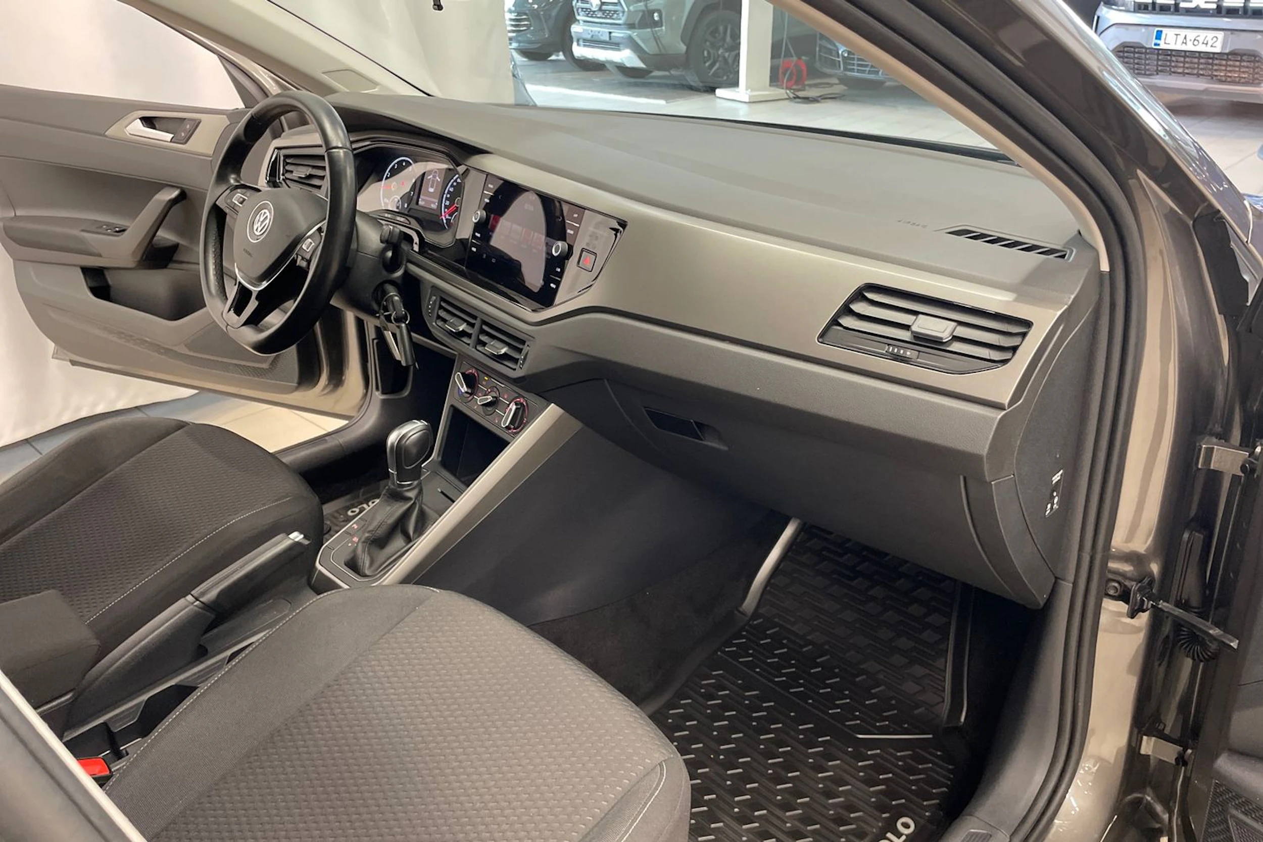Harmaa Volkswagen POLO 2018 kuva 24.