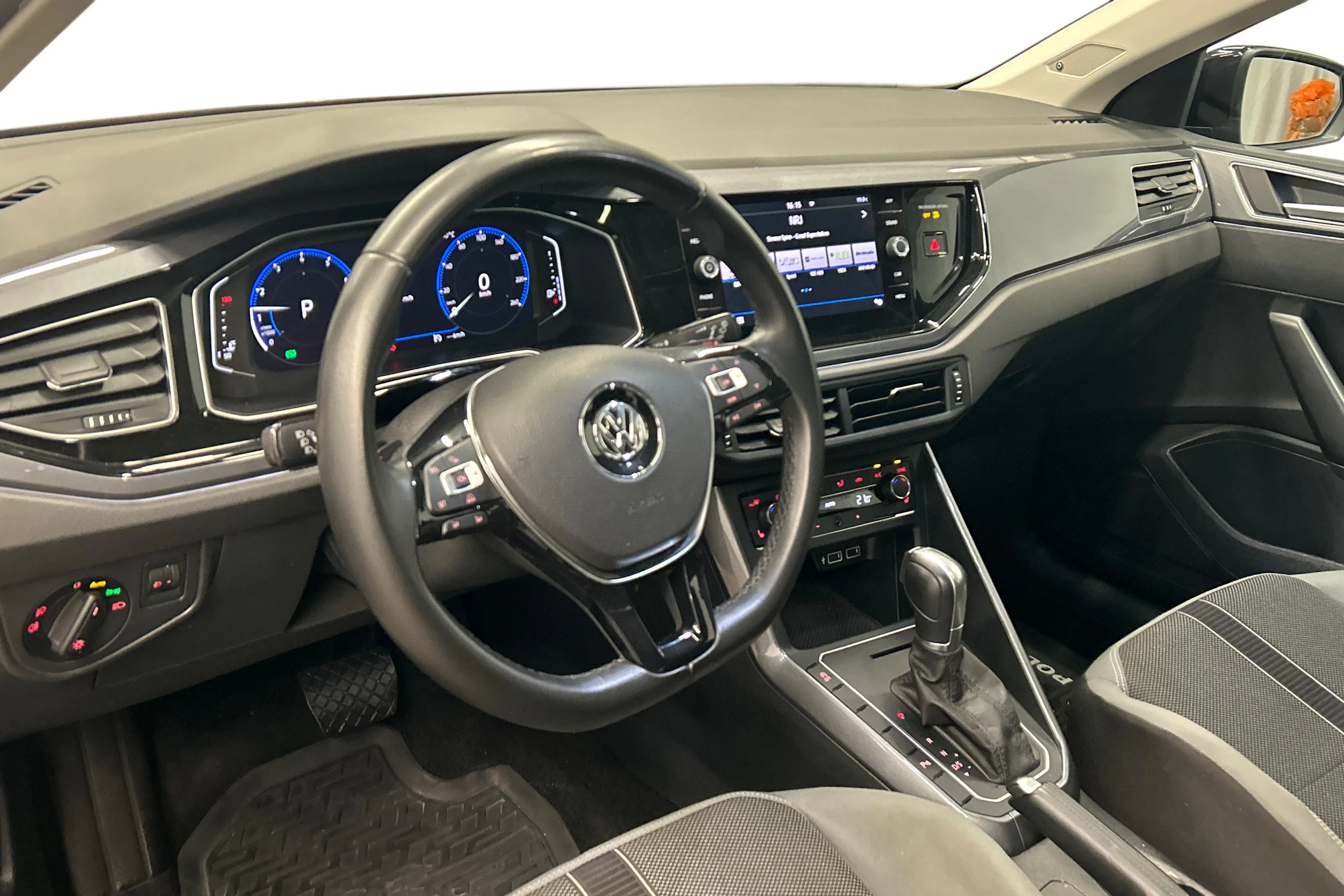 Musta Volkswagen POLO 2018 kuva 6.