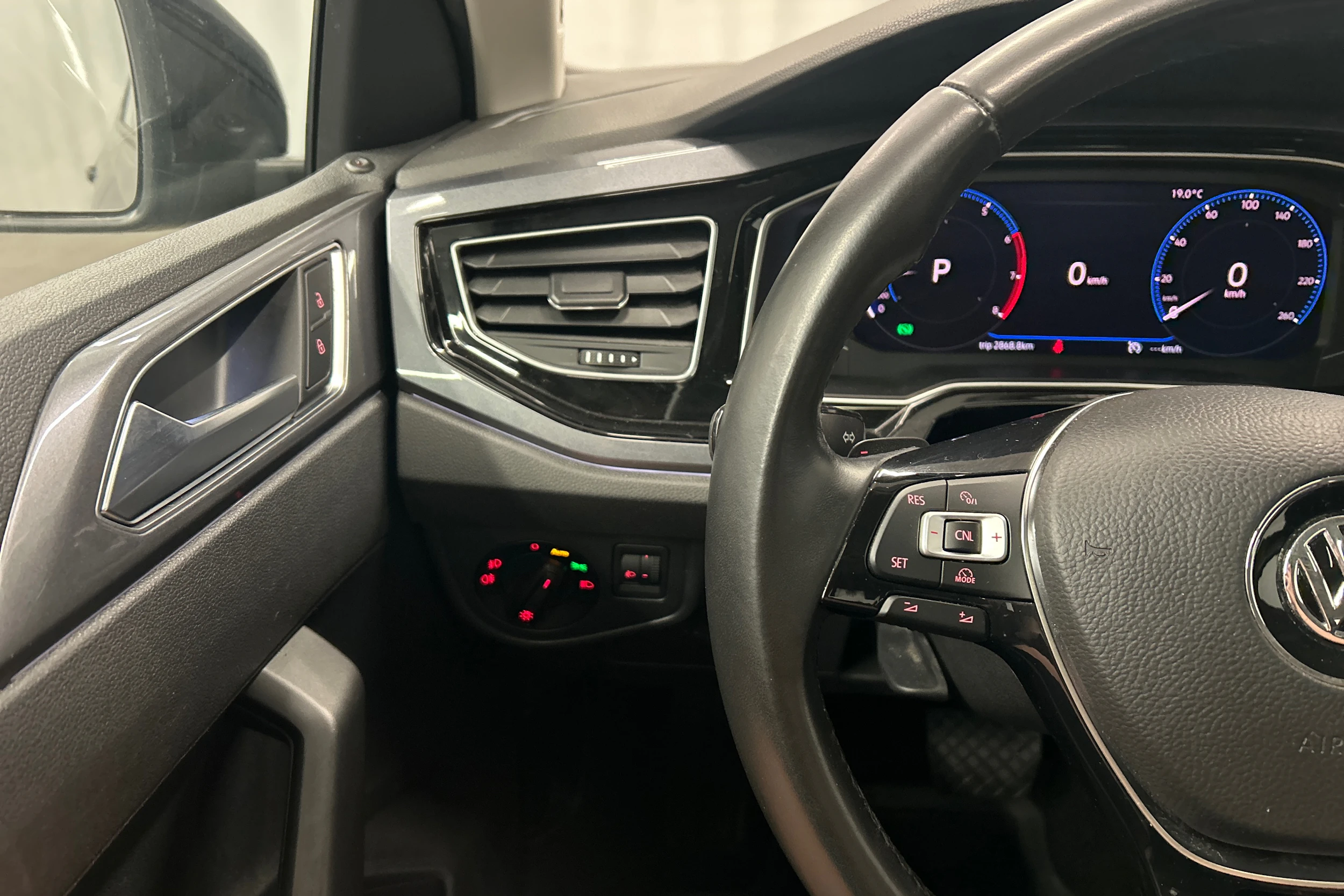 Musta Volkswagen POLO 2018 kuva 11.