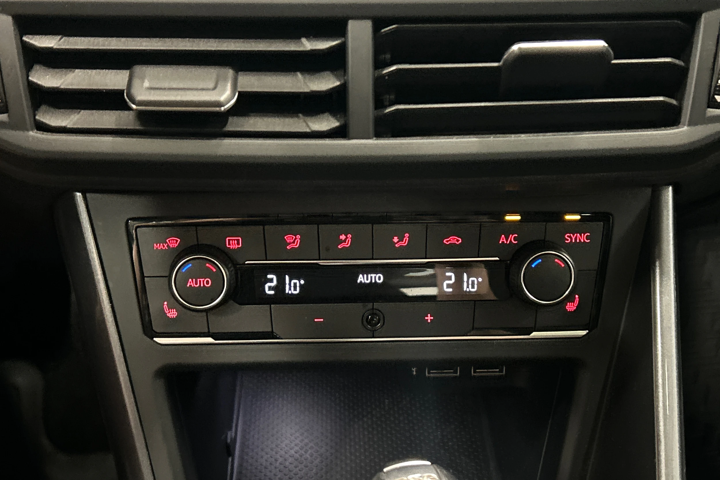 Musta Volkswagen POLO 2018 kuva 18.