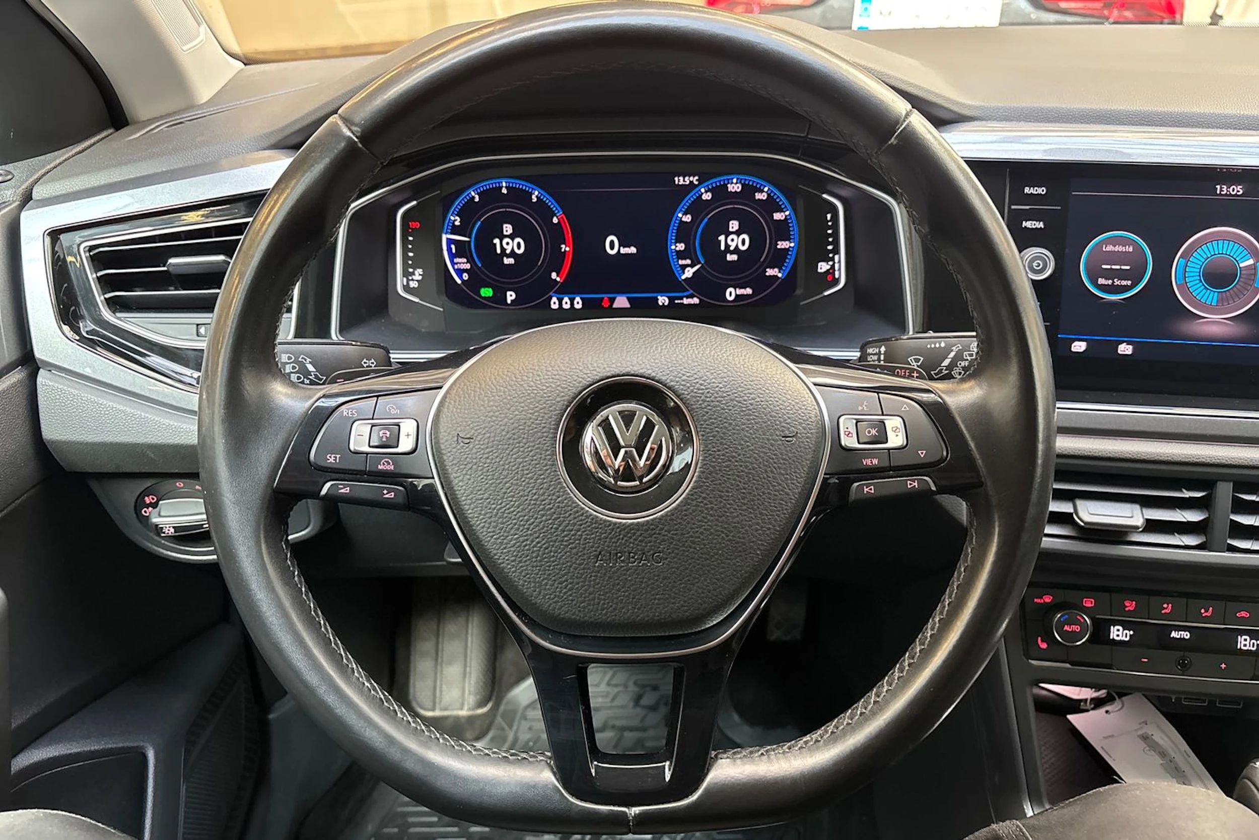 oranssi Volkswagen Polo 2018 kuva 15.