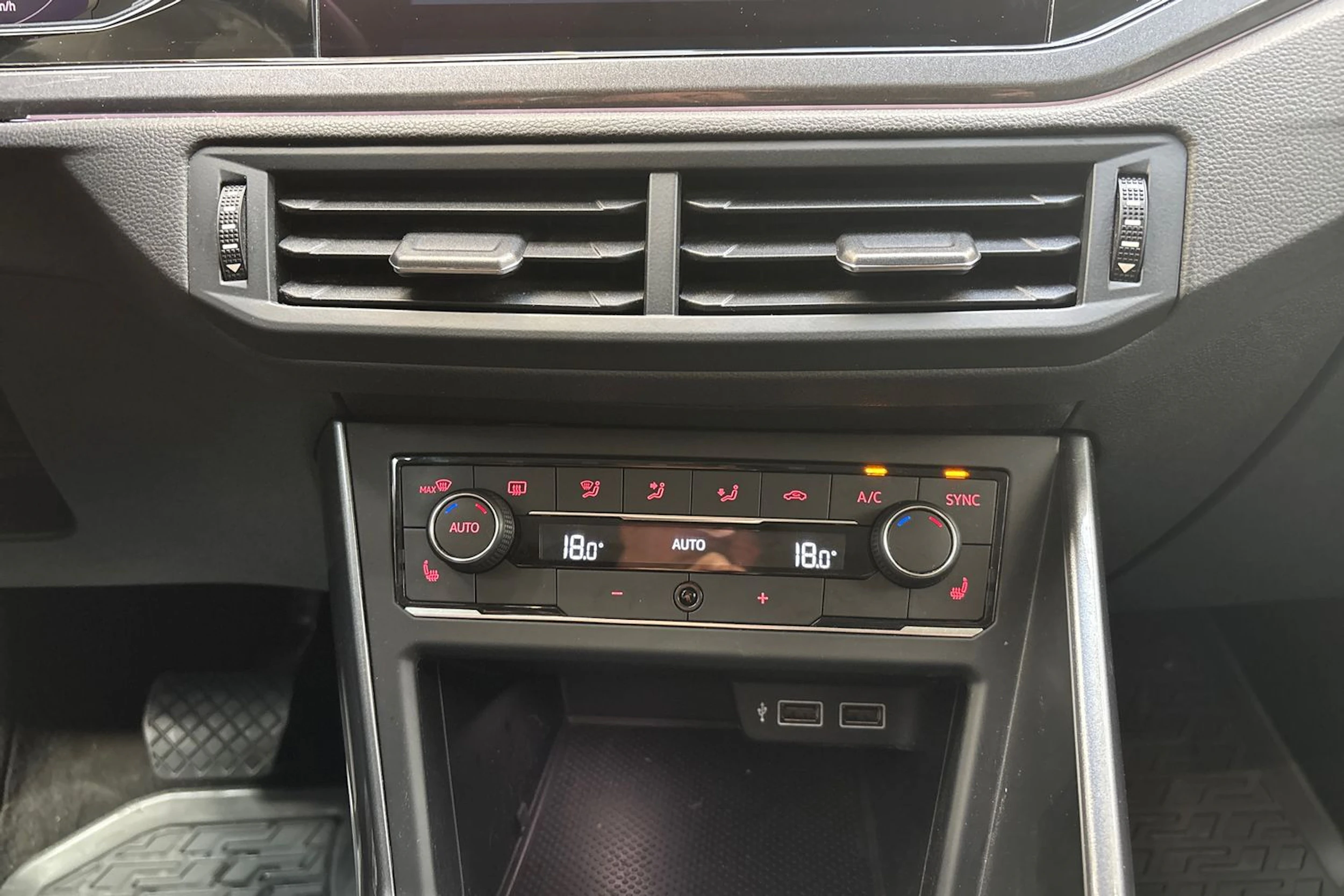 oranssi Volkswagen Polo 2018 kuva 18.