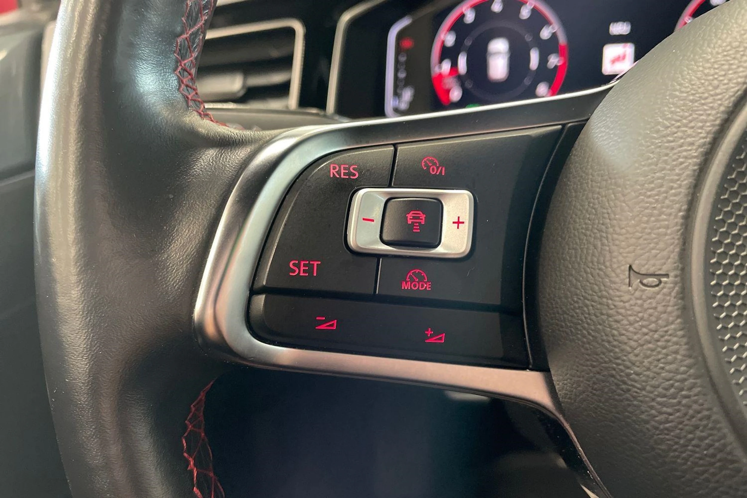 punainen Volkswagen Polo 2018 kuva 15.