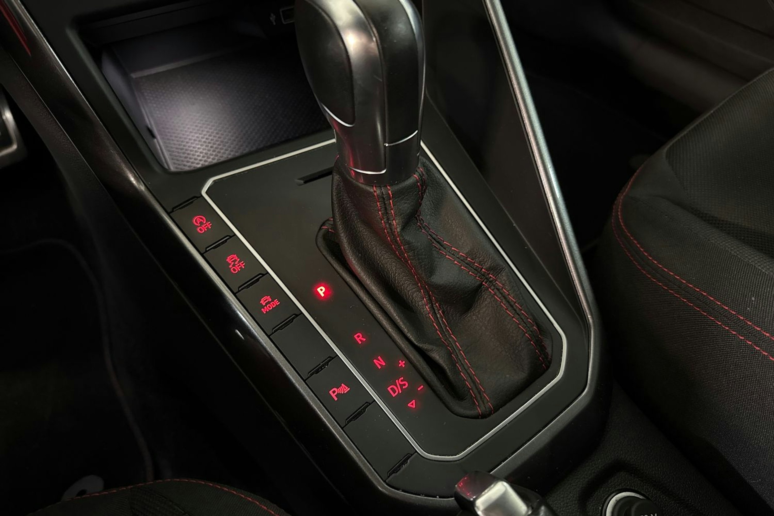 punainen Volkswagen Polo 2019 kuva 26.