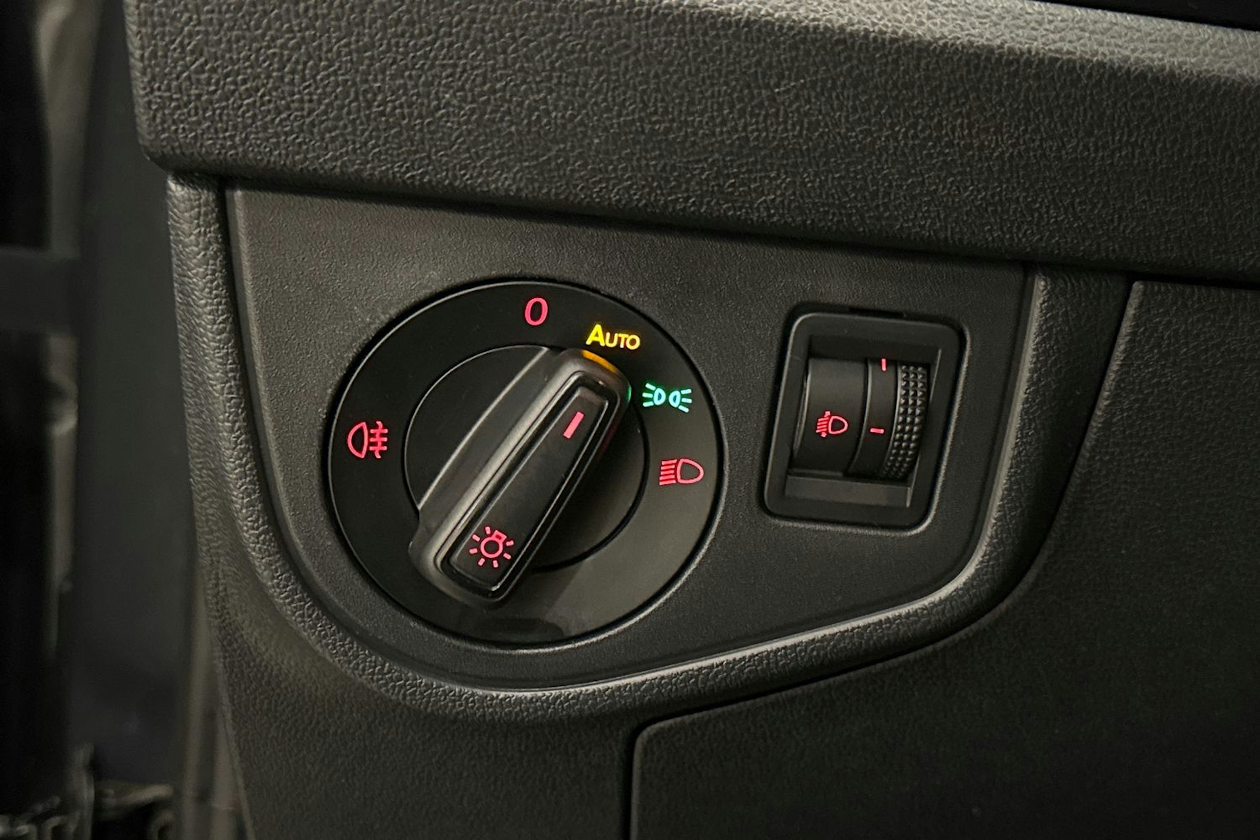 harmaa Volkswagen Polo 2019 kuva 18.