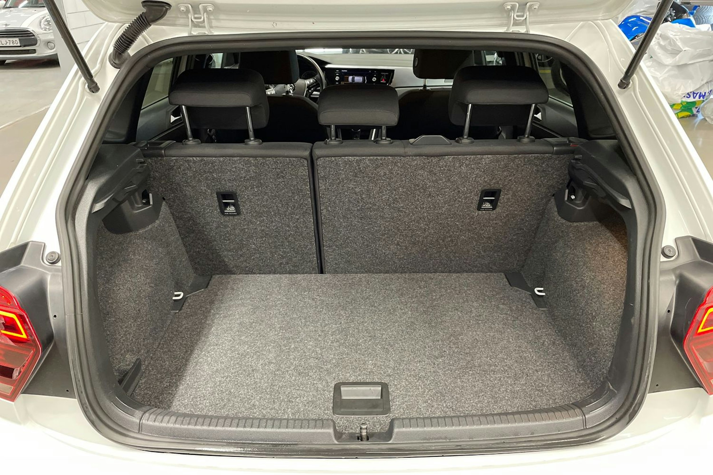 Valkoinen Volkswagen POLO 2019 kuva 15.