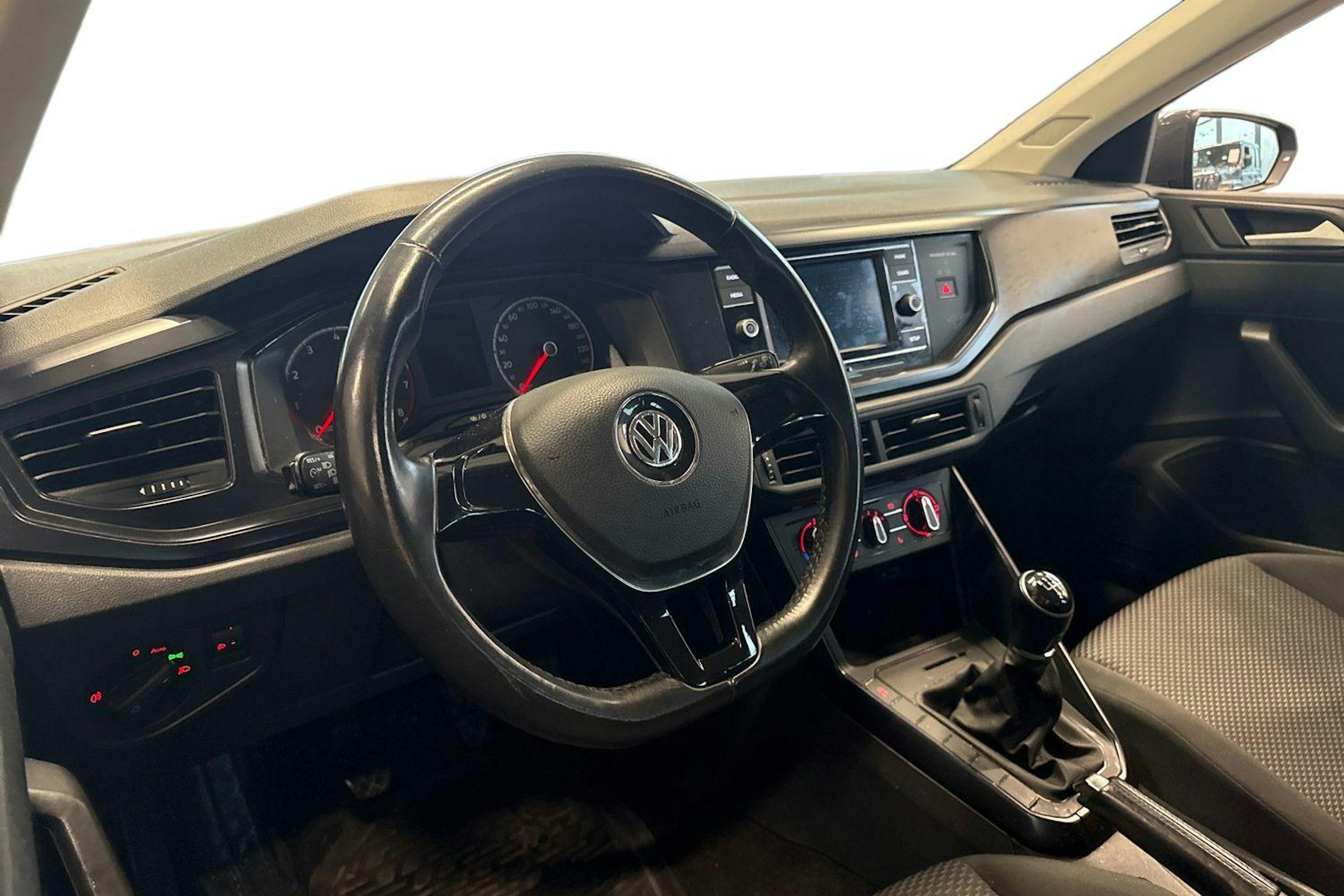 Harmaa Volkswagen POLO 2019 kuva 3.