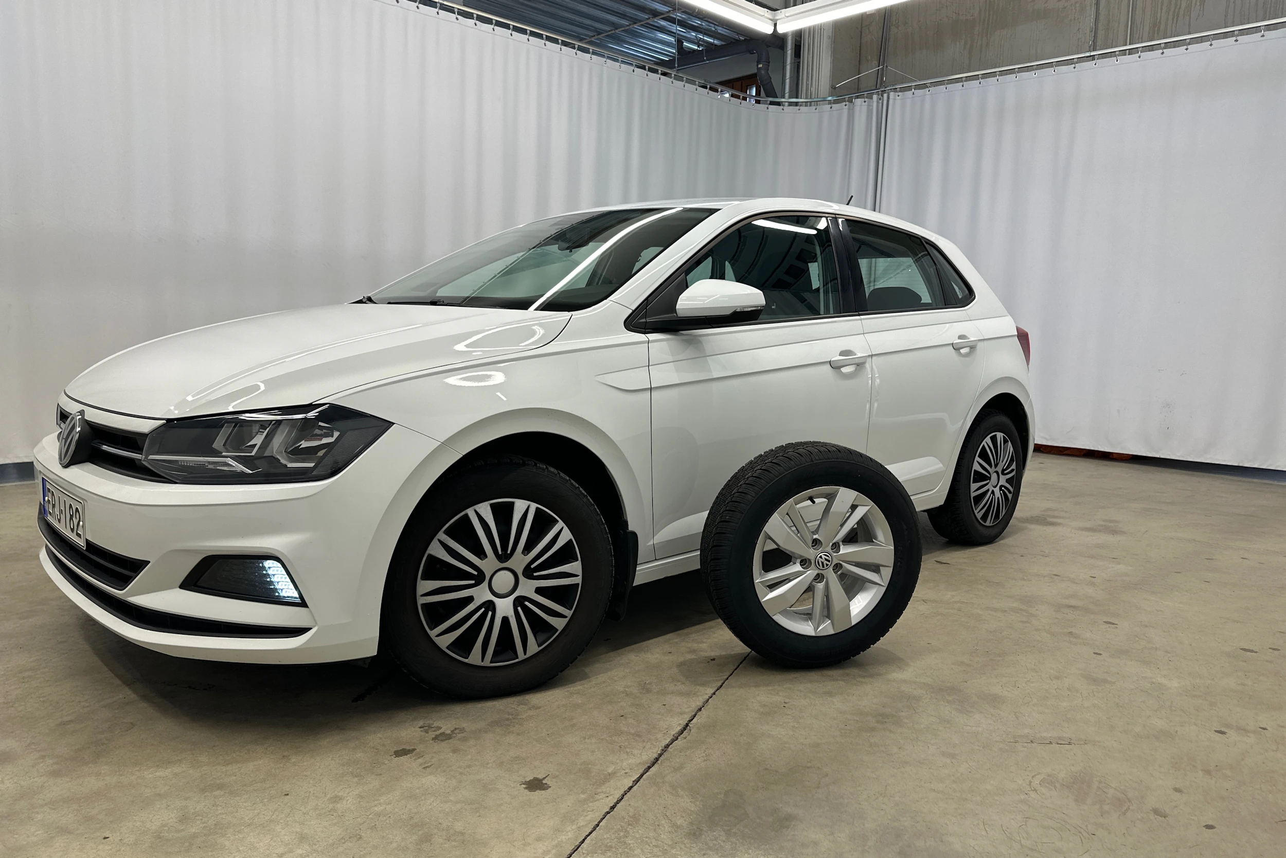 valkoinen Volkswagen Polo 2019 kuva 24.