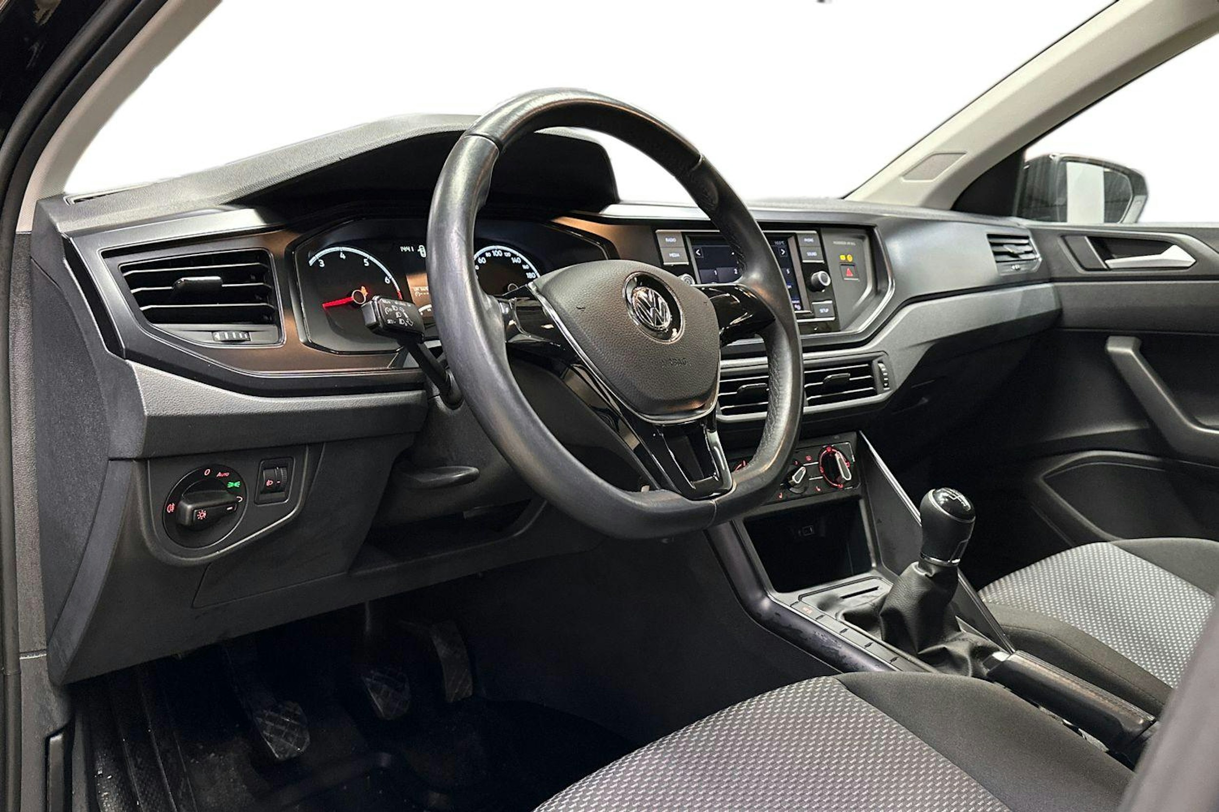 musta Volkswagen Polo 2019 kuva 7.