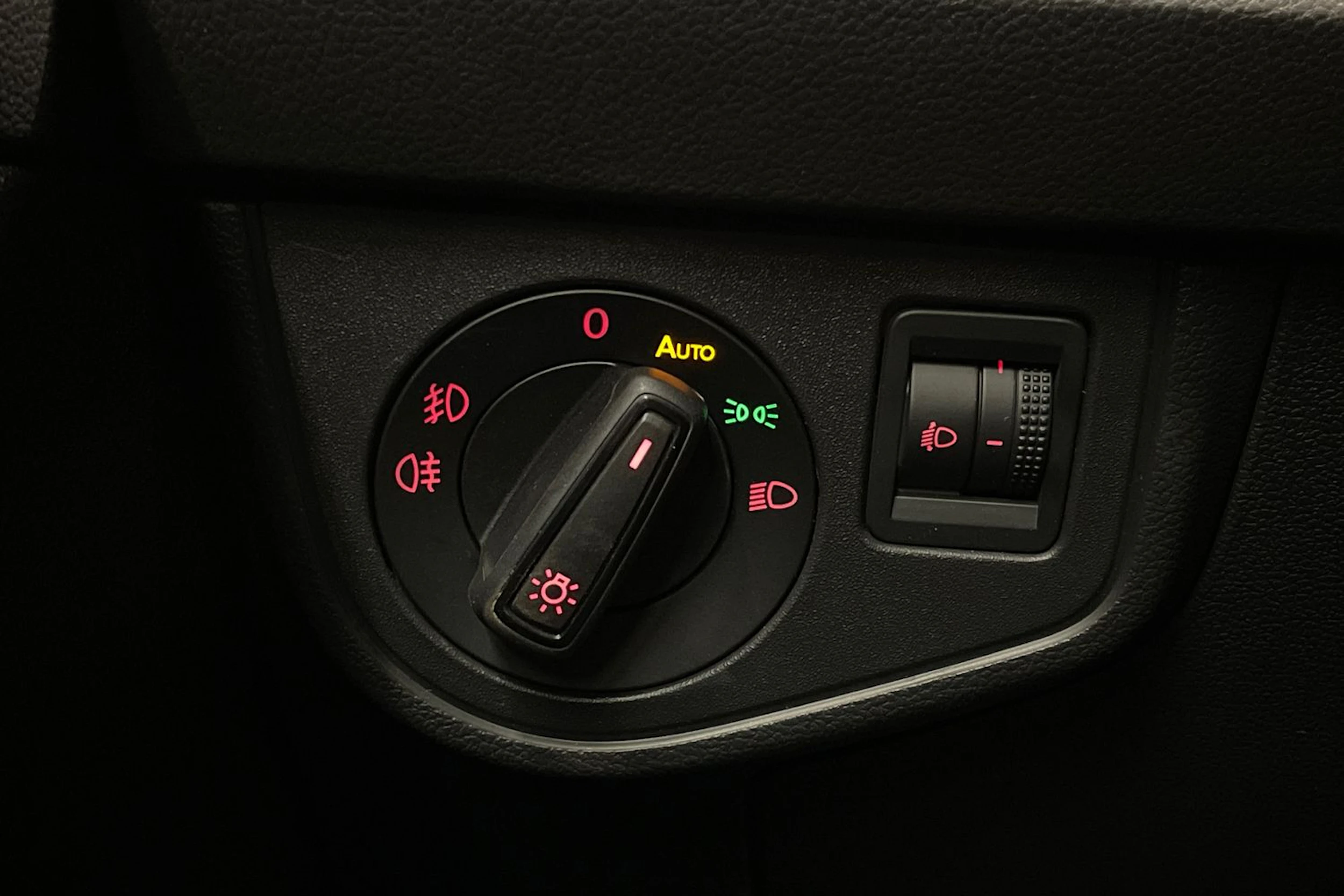 Valkoinen Volkswagen POLO 2019 kuva 16.
