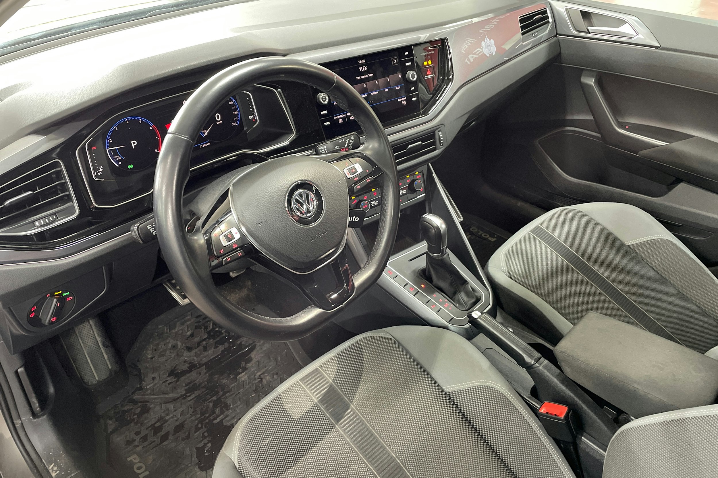 Harmaa Volkswagen POLO 2019 kuva 6.