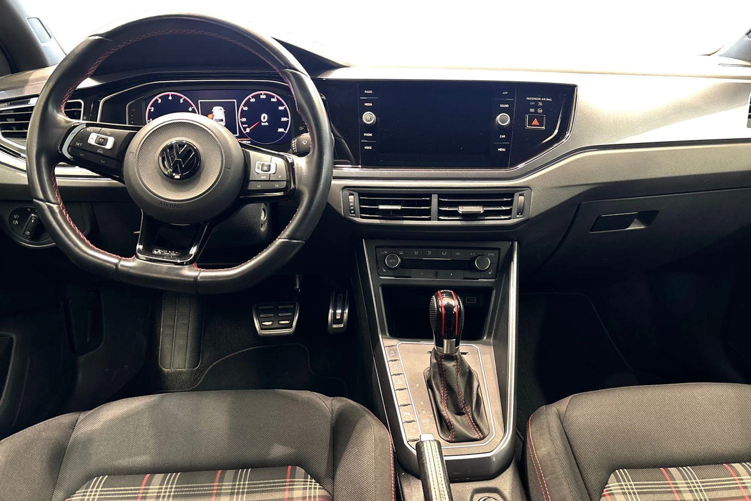 Valkoinen Volkswagen POLO 2019 kuva 7.