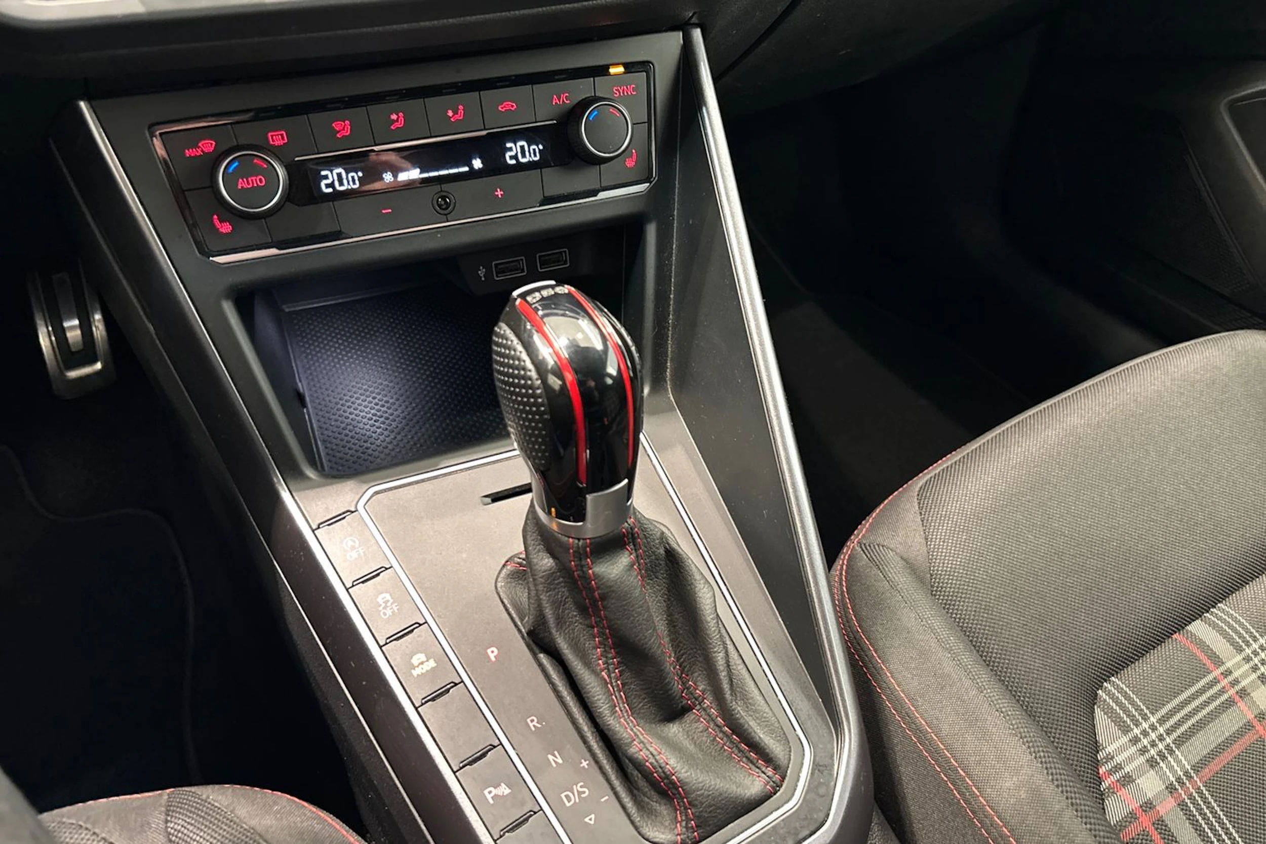 Valkoinen Volkswagen POLO 2019 kuva 16.