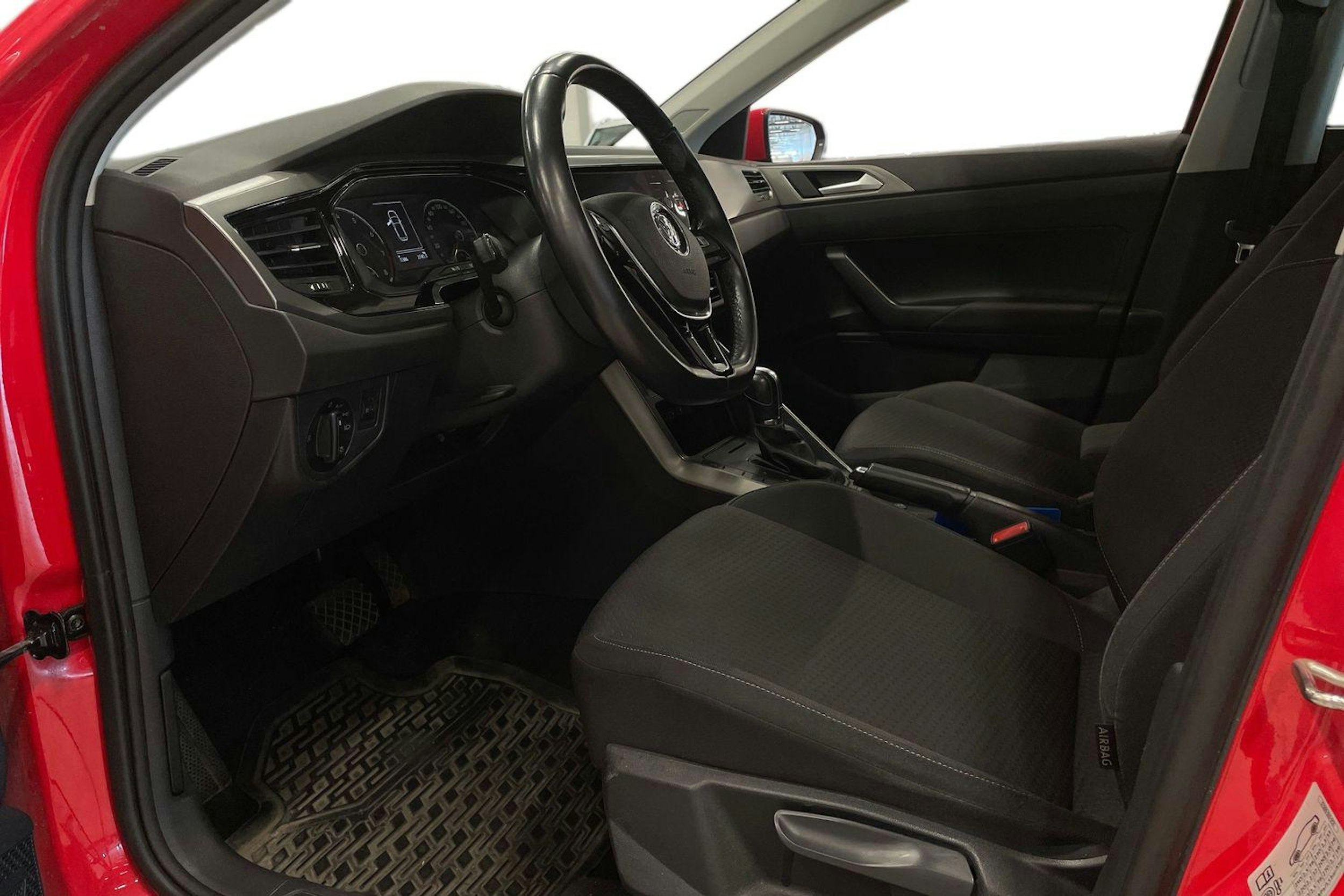 Punainen Volkswagen POLO 2019 kuva 3.