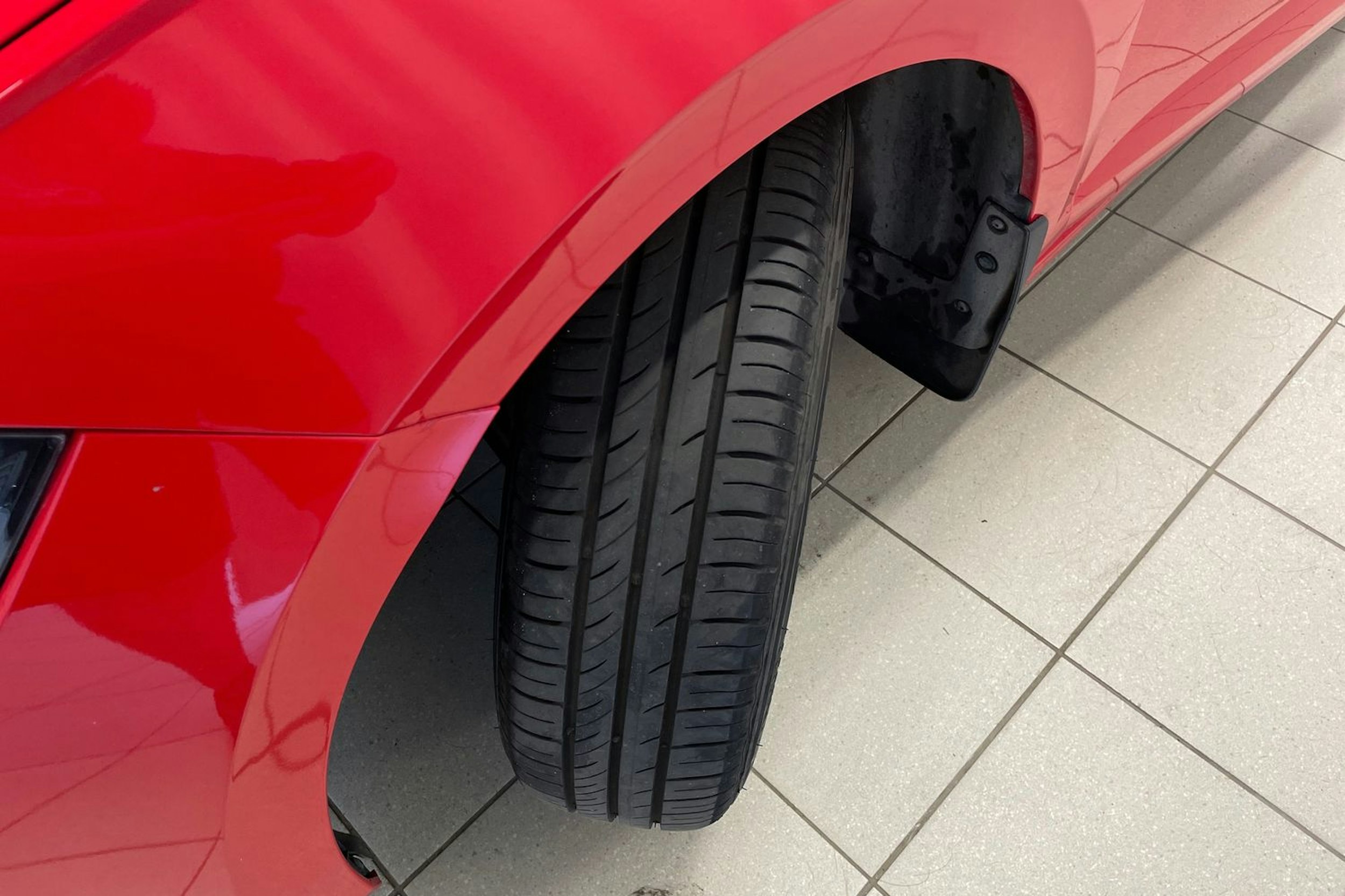 Punainen Volkswagen POLO 2019 kuva 10.