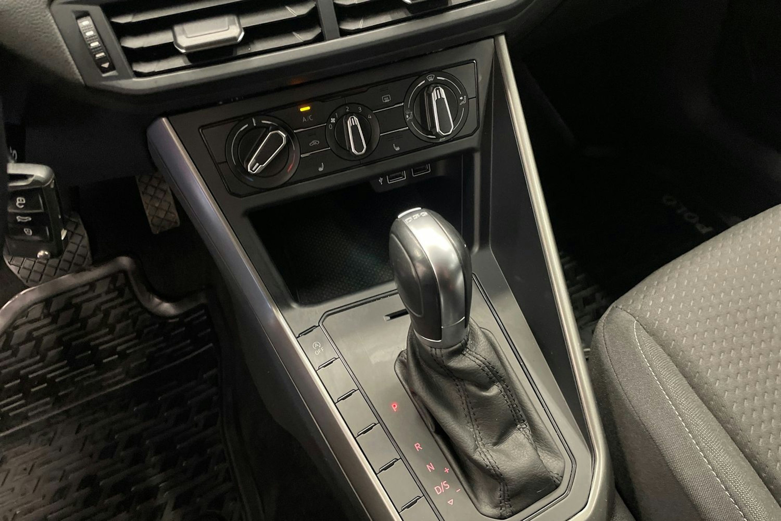 Punainen Volkswagen POLO 2019 kuva 14.
