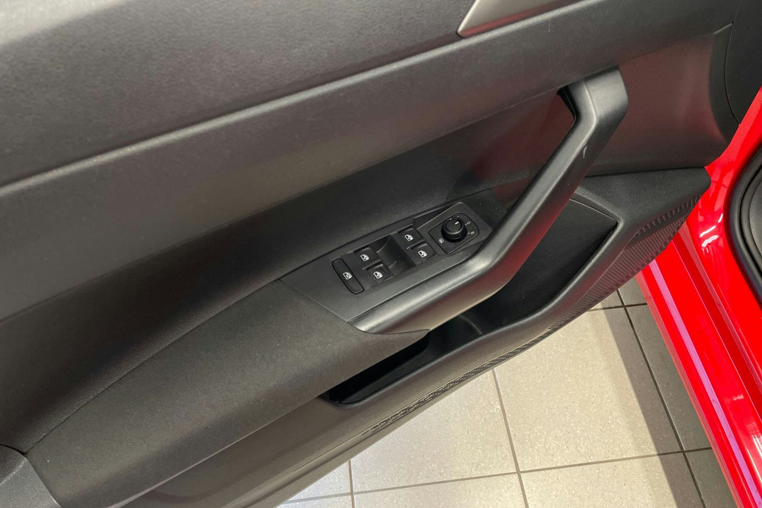 Punainen Volkswagen POLO 2019 kuva 15.