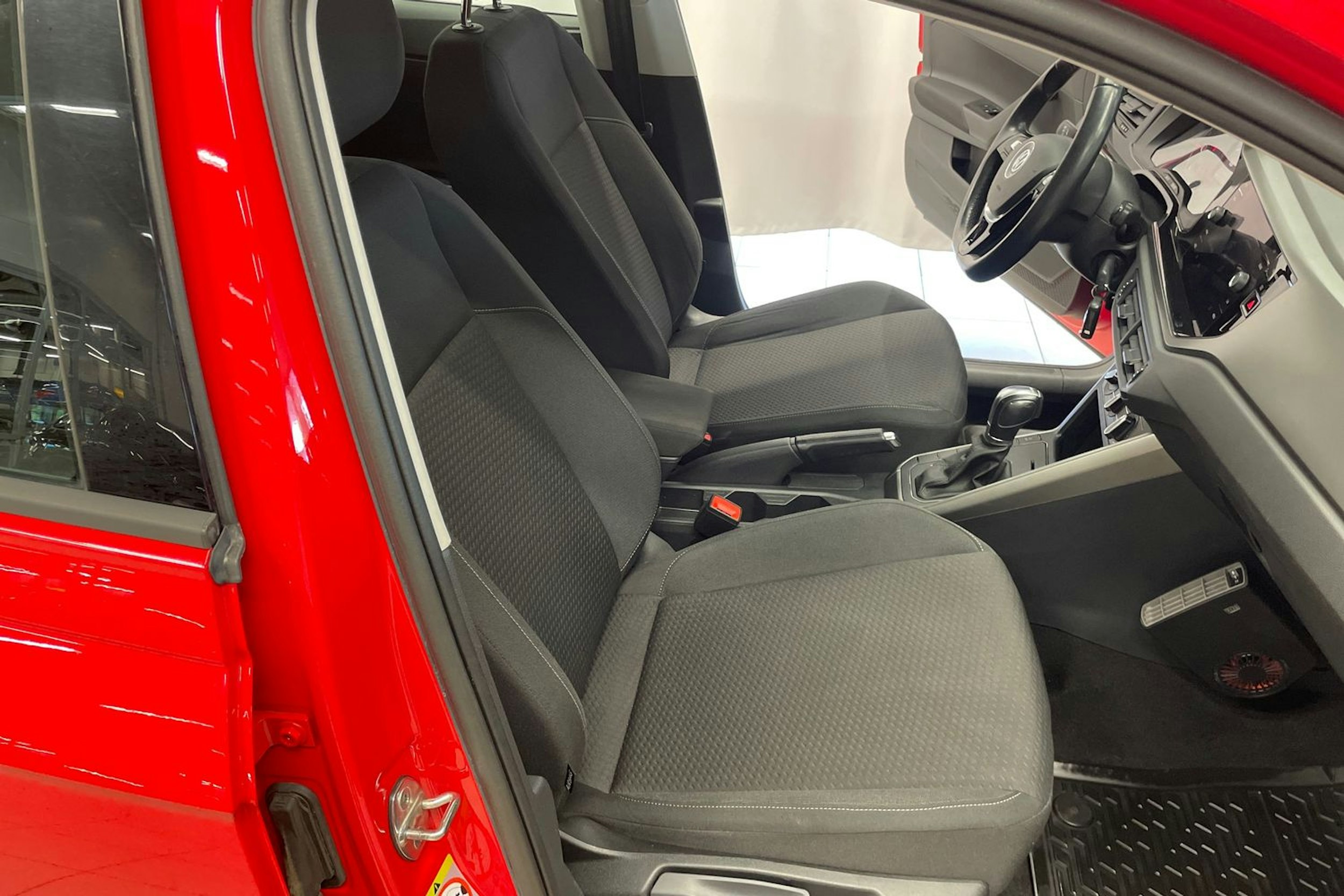 Punainen Volkswagen POLO 2019 kuva 20.