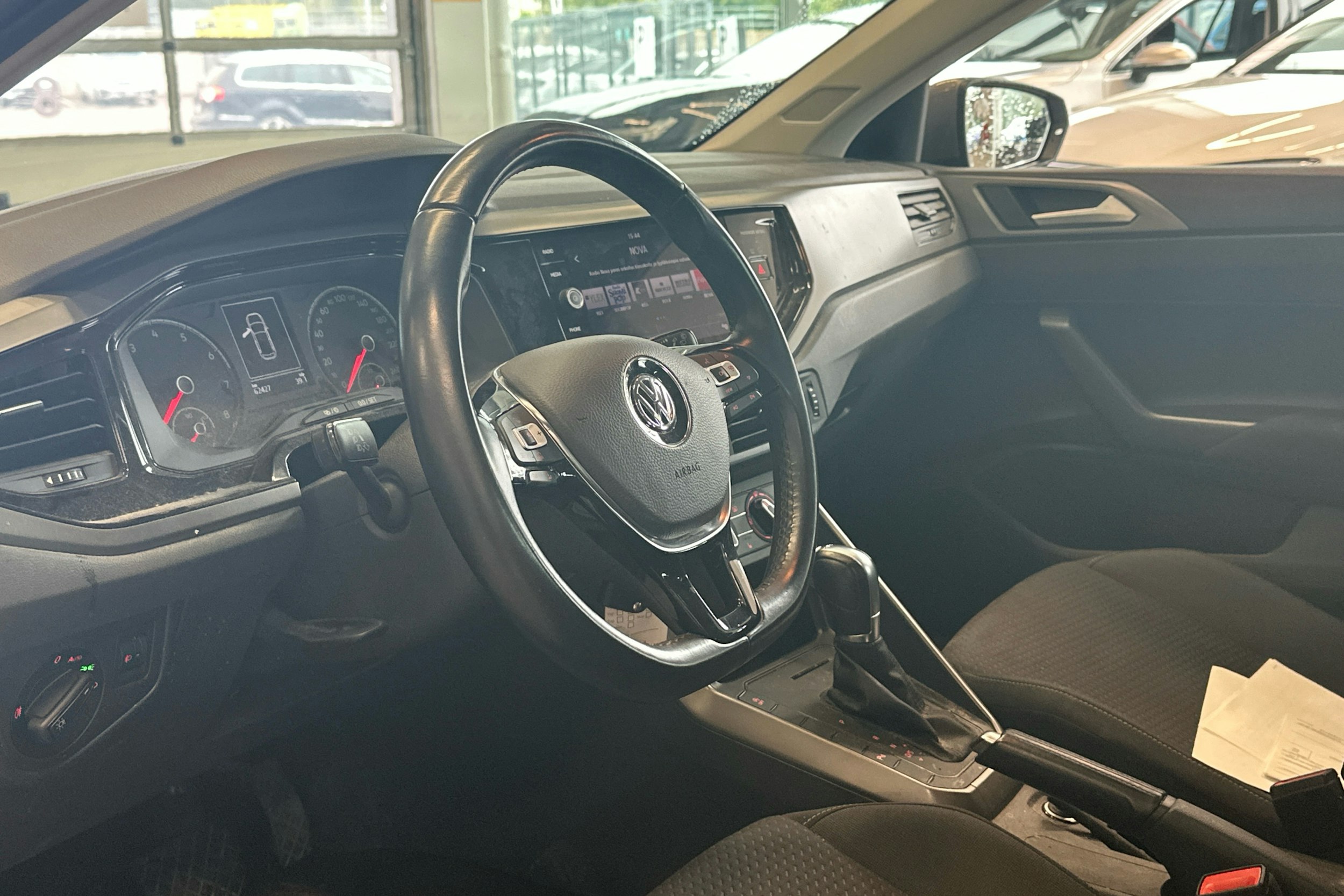 harmaa Volkswagen Polo 2020 kuva 3.