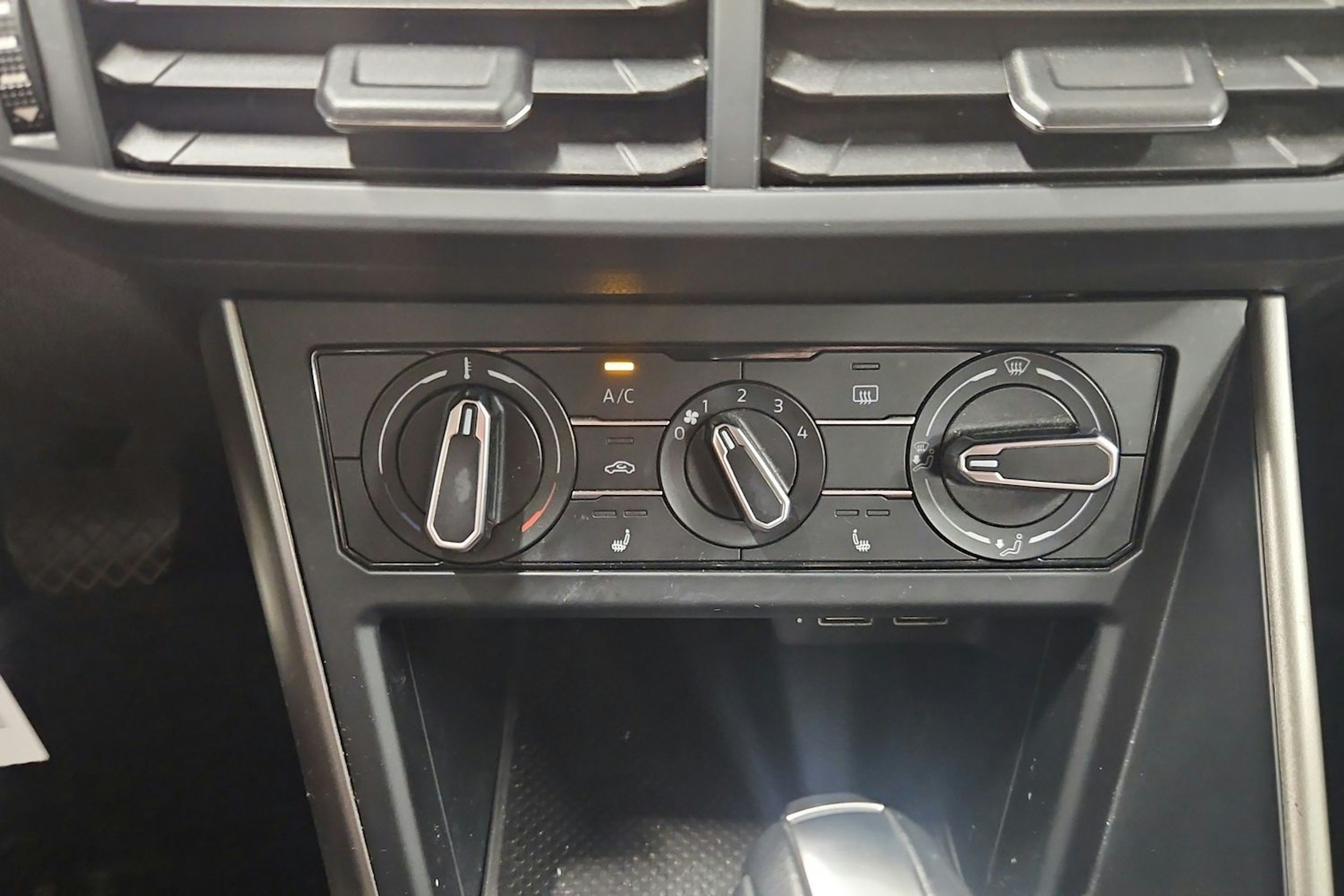 Valkoinen Volkswagen POLO 2020 kuva 15.