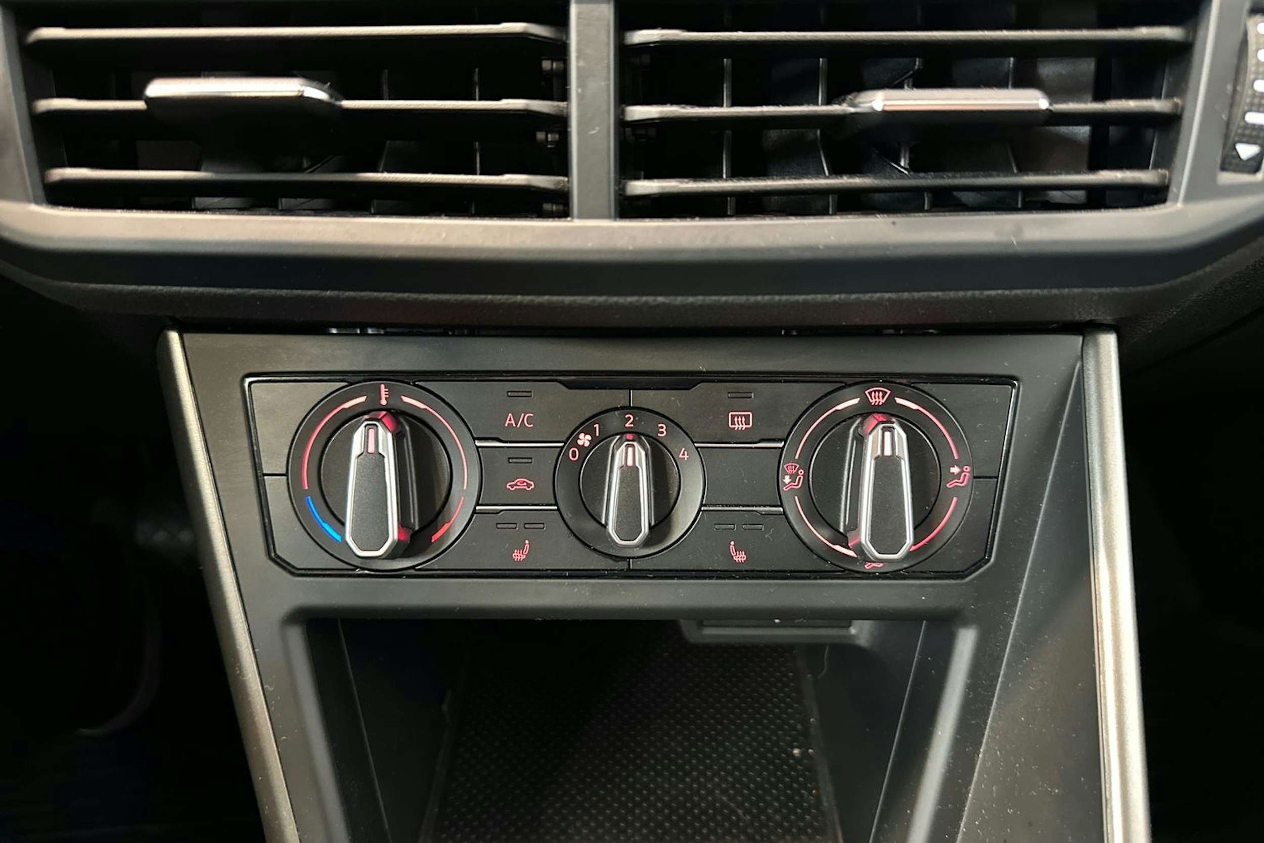 valkoinen Volkswagen Polo 2020 kuva 25.