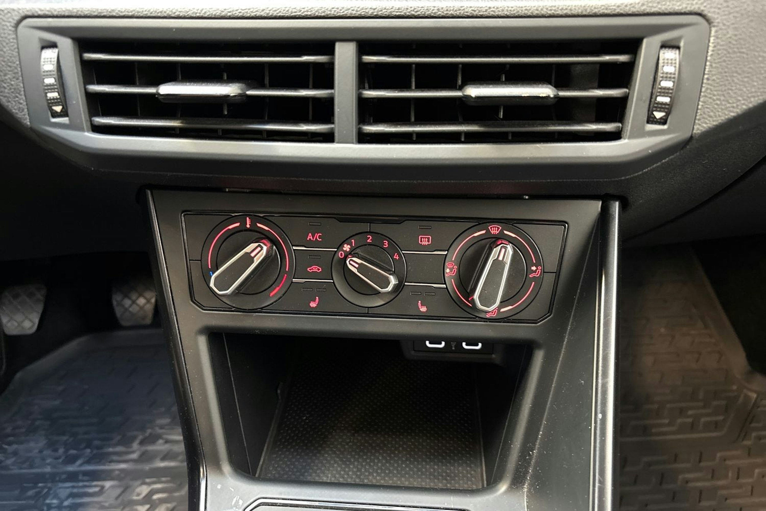 valkoinen Volkswagen Polo 2020 kuva 21.