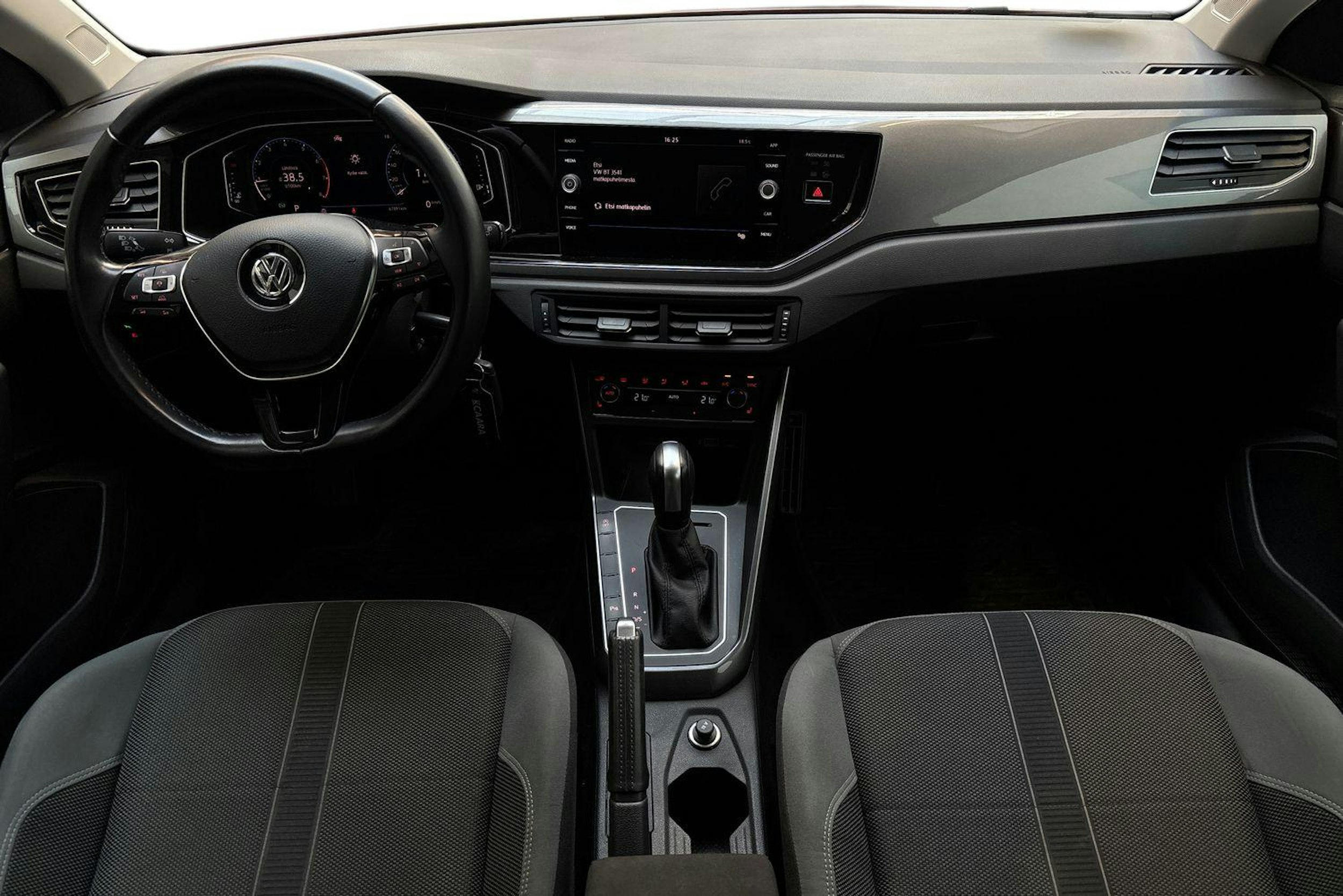 oranssi Volkswagen Polo 2020 kuva 9.
