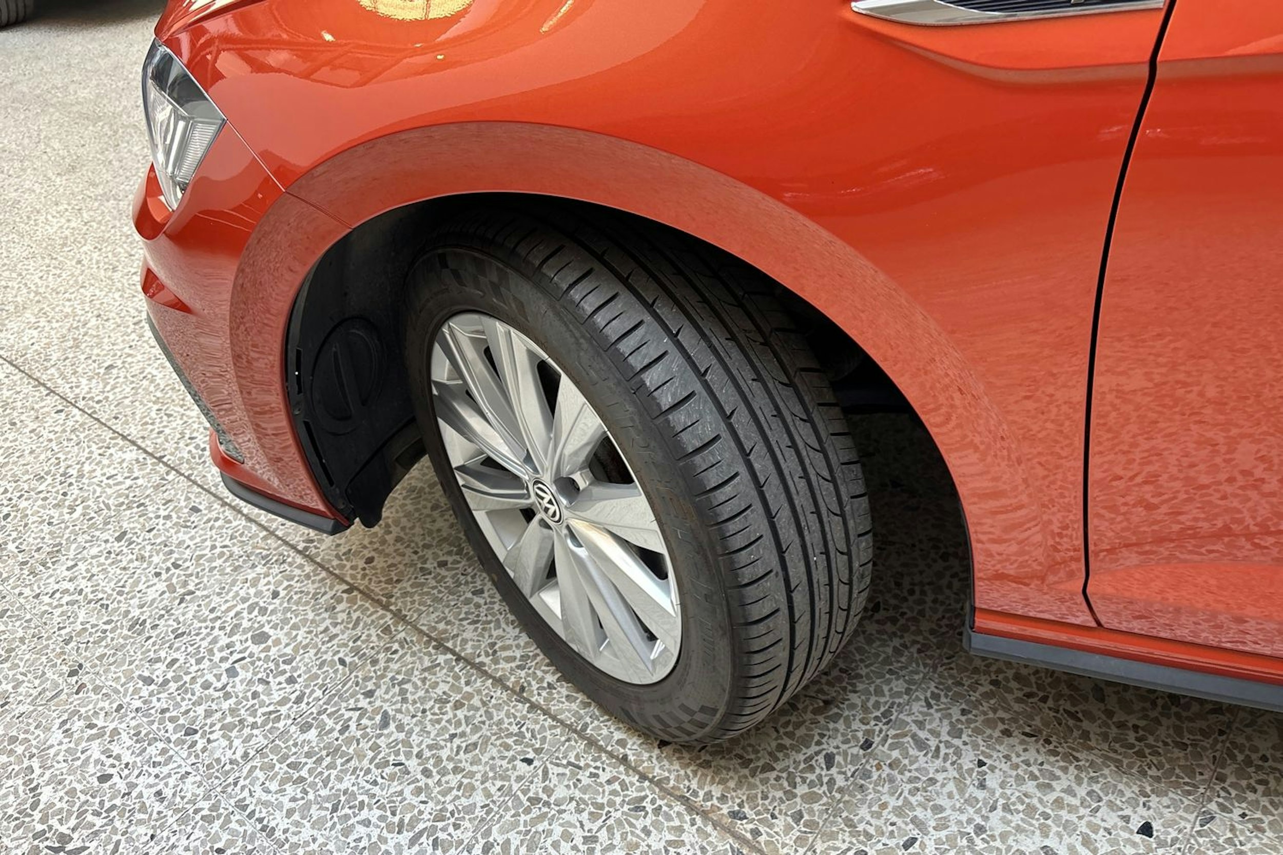 oranssi Volkswagen Polo 2020 kuva 13.