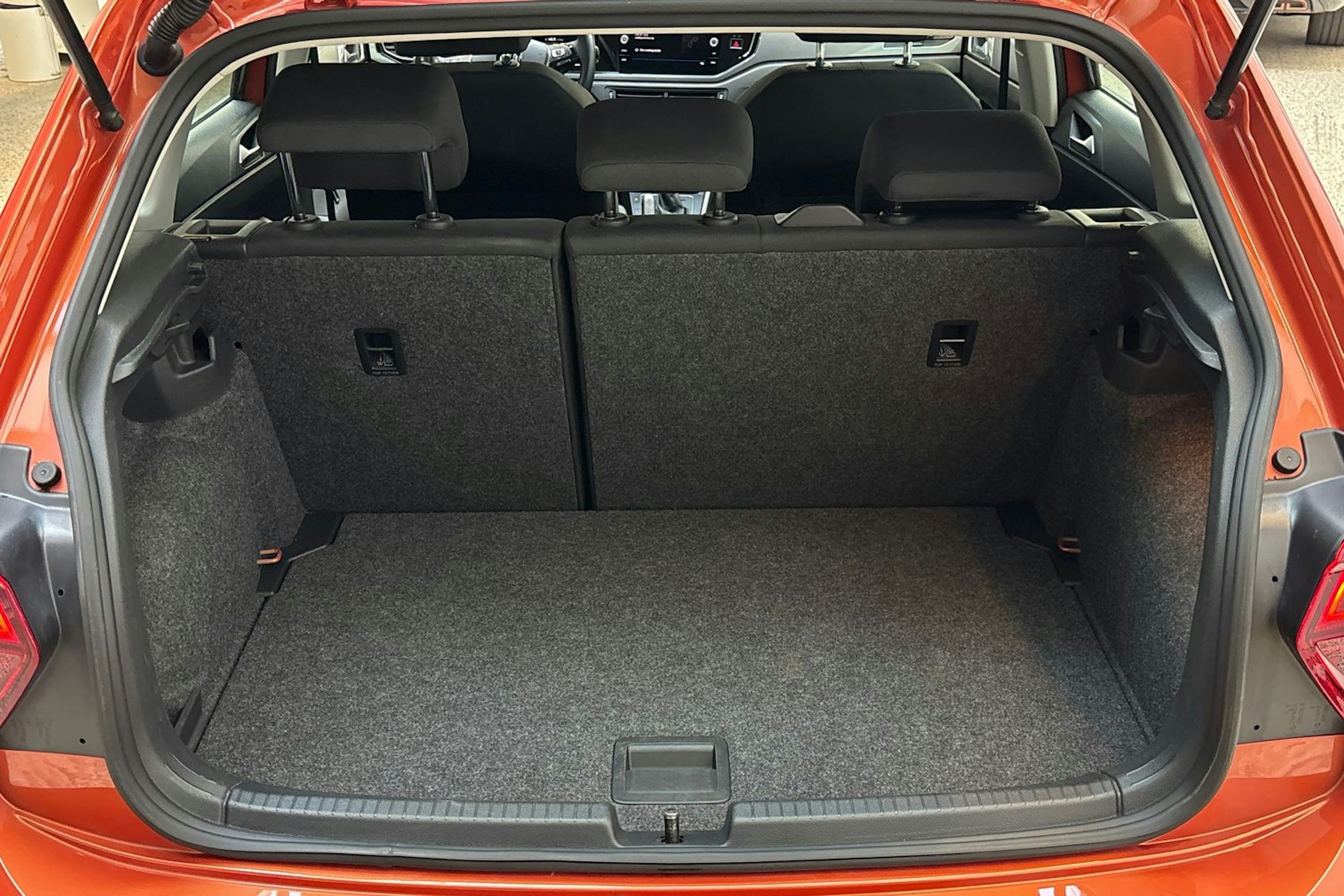 oranssi Volkswagen Polo 2020 kuva 14.