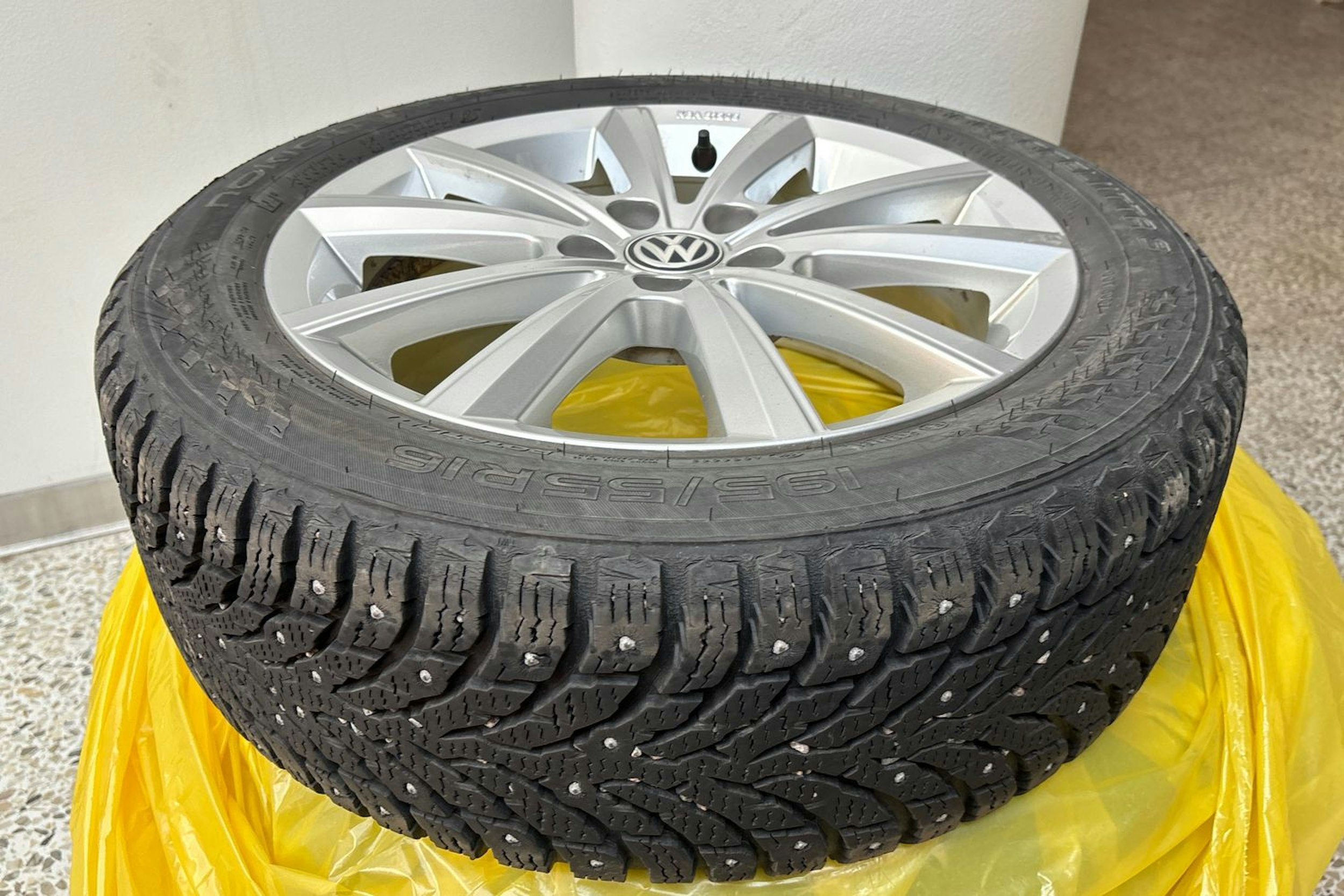 oranssi Volkswagen Polo 2020 kuva 15.