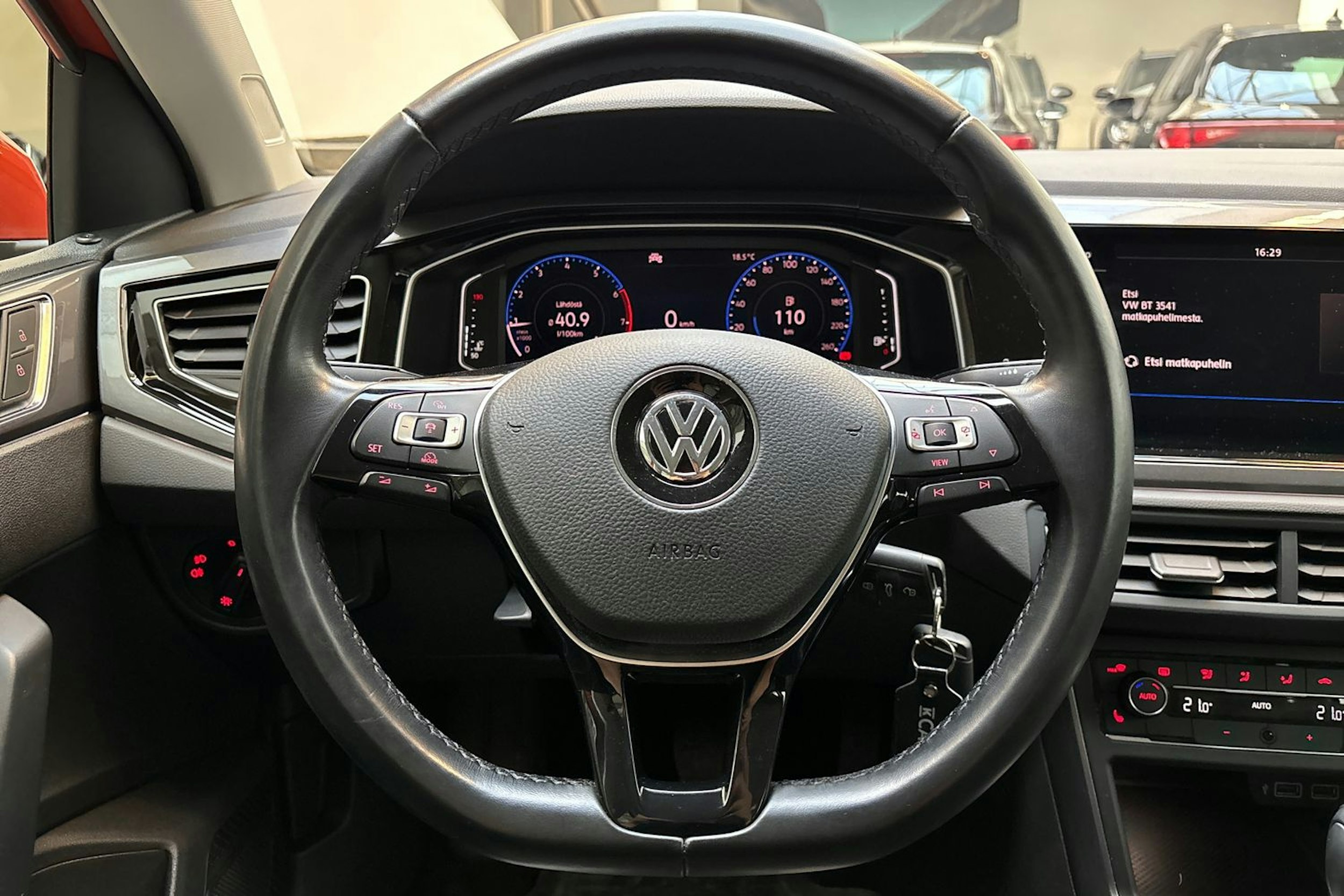 oranssi Volkswagen Polo 2020 kuva 18.