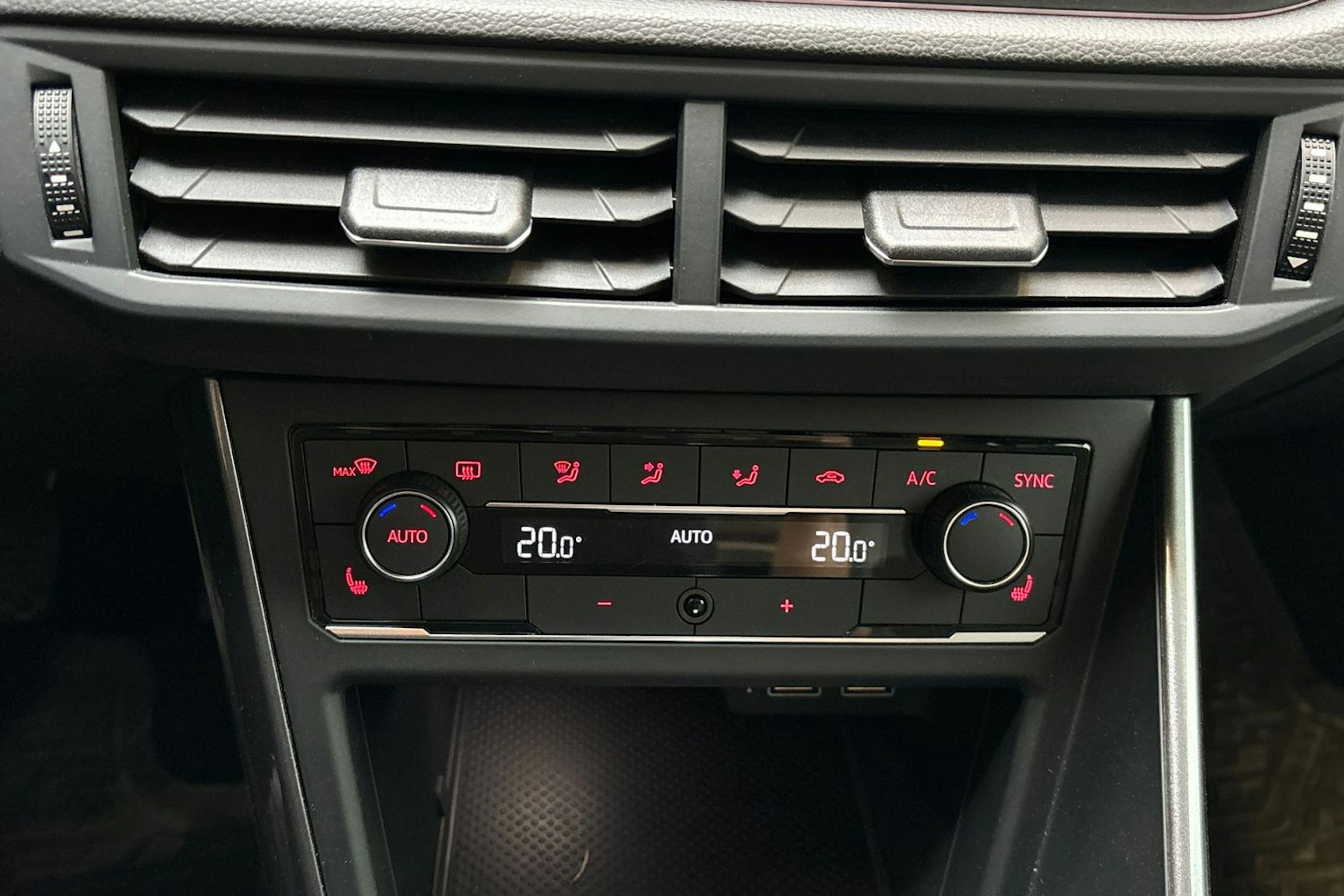 oranssi Volkswagen Polo 2020 kuva 24.