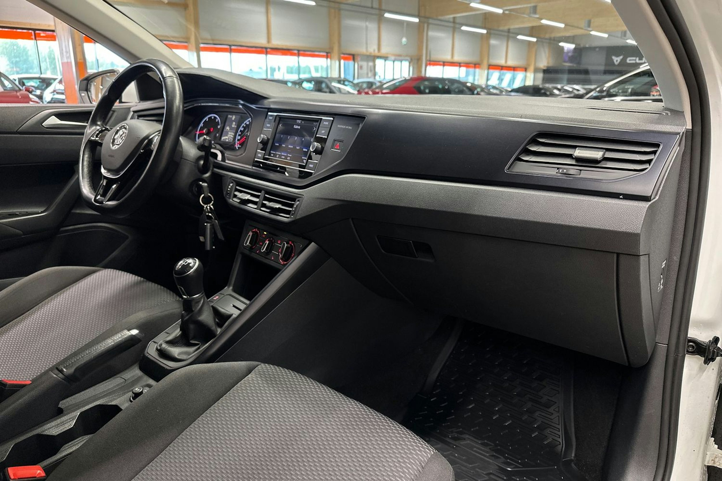 valkoinen Volkswagen Polo 2020 kuva 14.