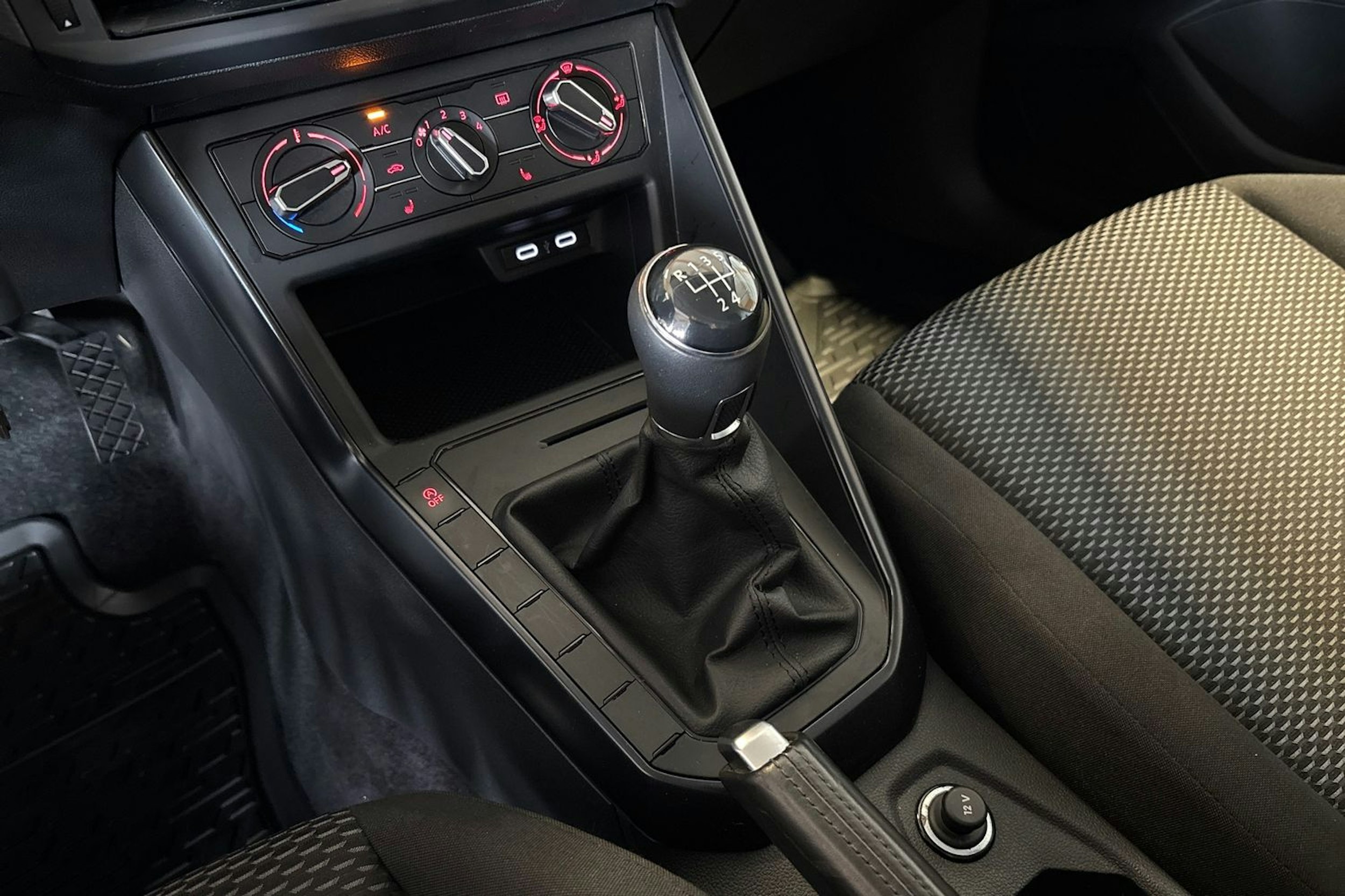 harmaa Volkswagen Polo 2020 kuva 16.