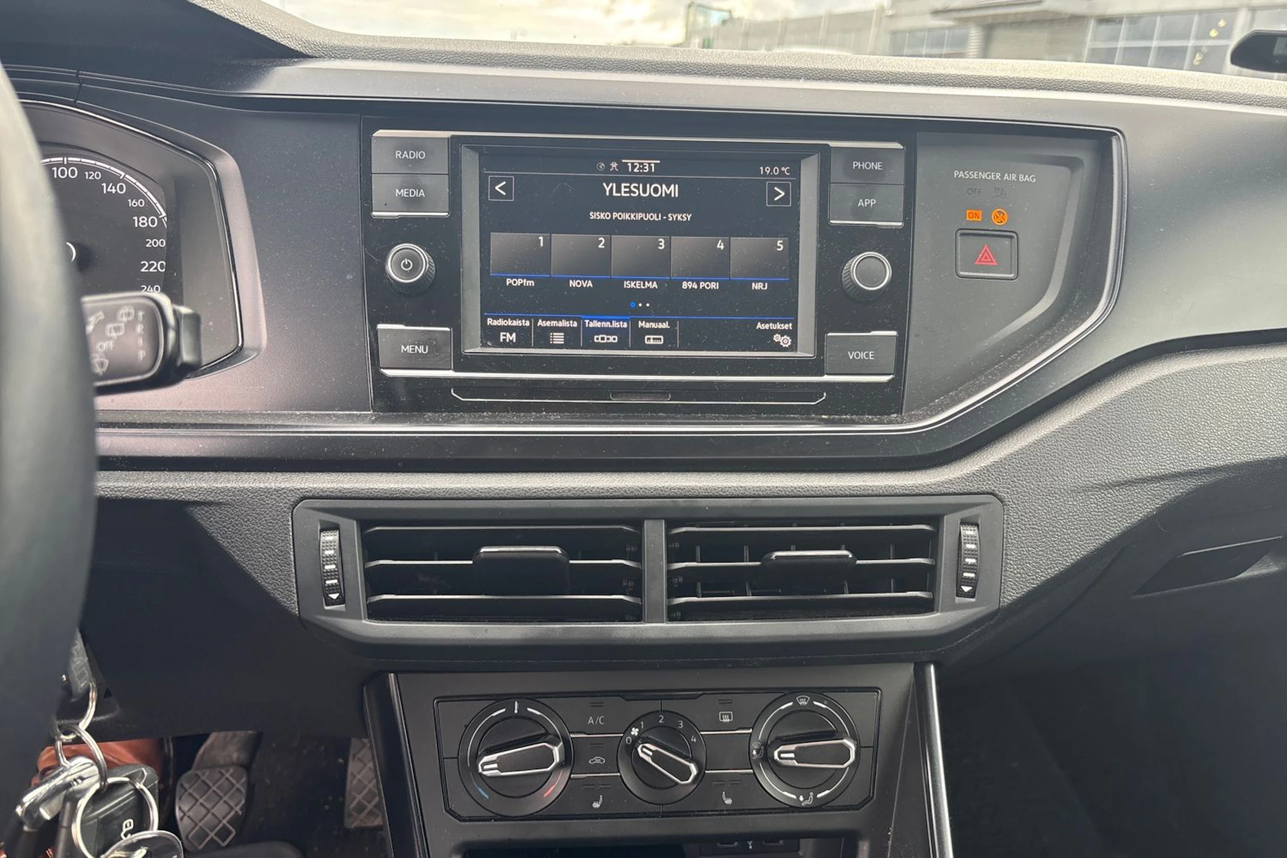 Punainen Volkswagen POLO 2020 kuva 6.