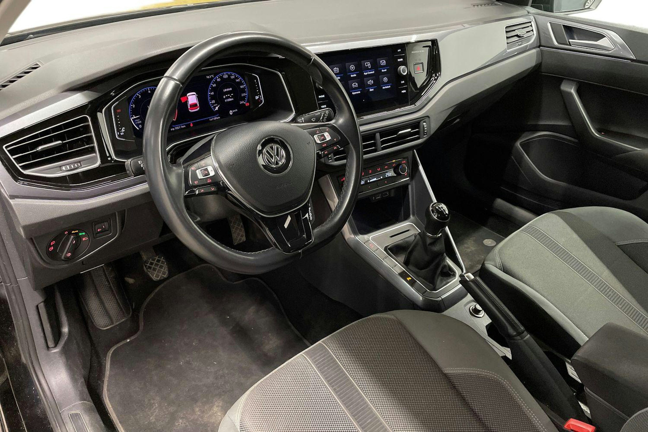 musta Volkswagen Polo 2020 kuva 6.