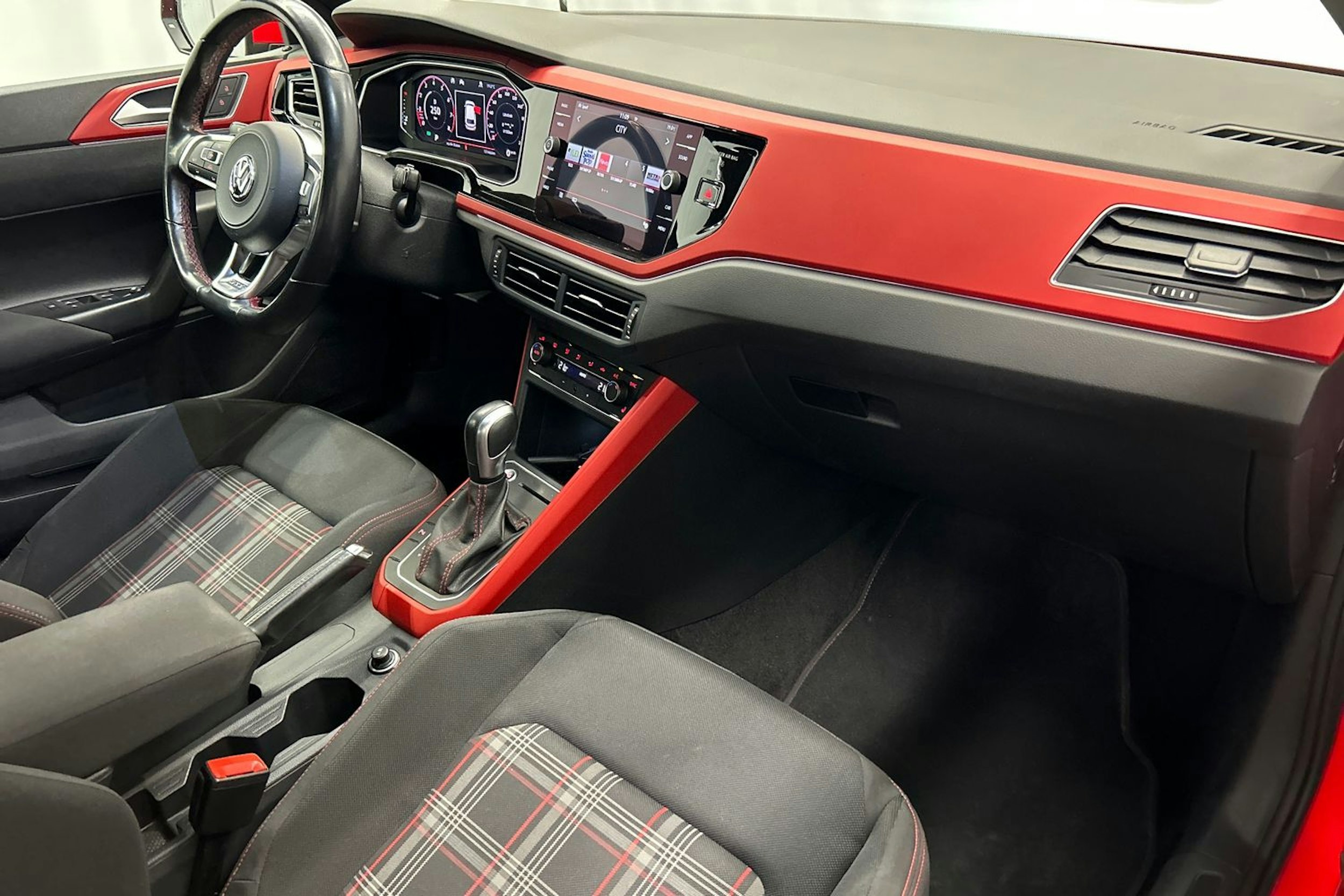 punainen Volkswagen Polo 2020 kuva 14.