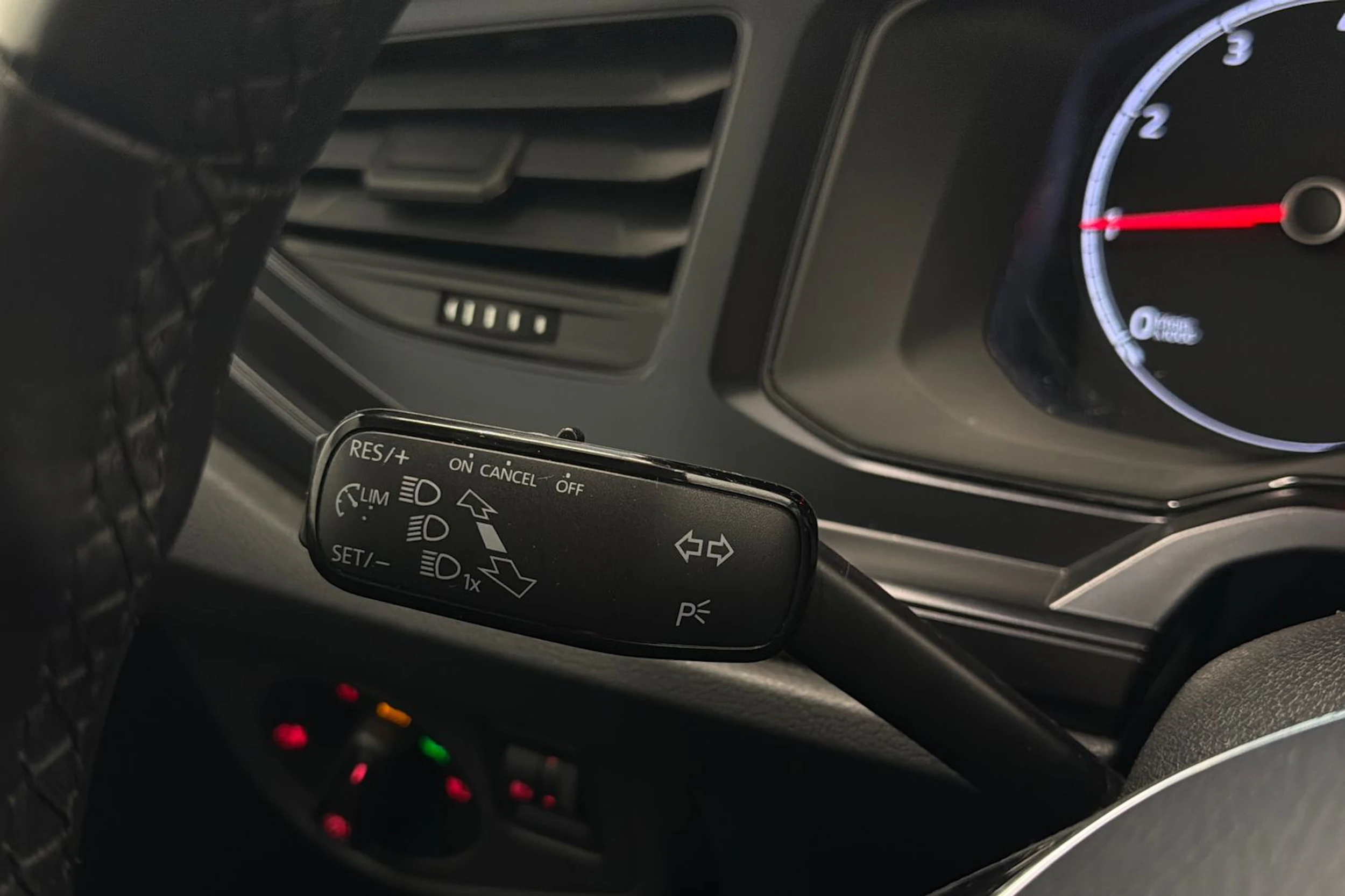 harmaa Volkswagen Polo 2020 kuva 16.