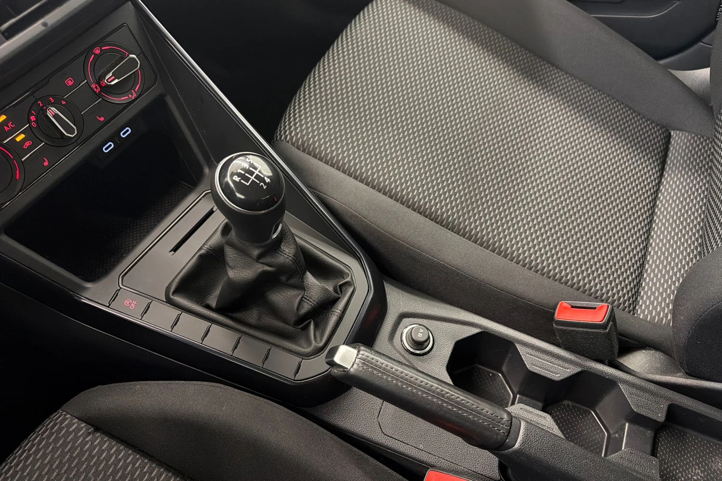 harmaa Volkswagen Polo 2020 kuva 17.
