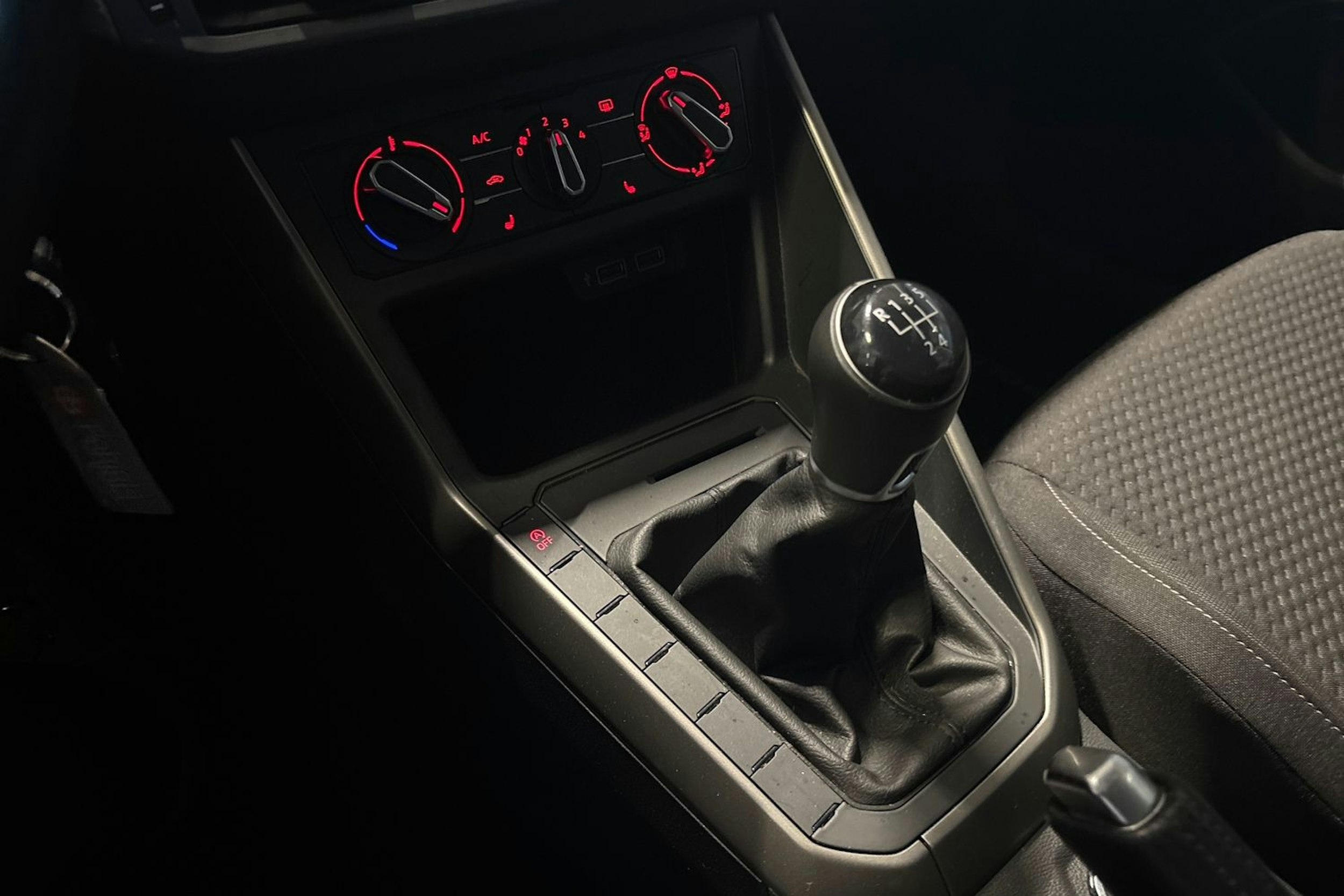 Valkoinen Volkswagen POLO 2020 kuva 17.