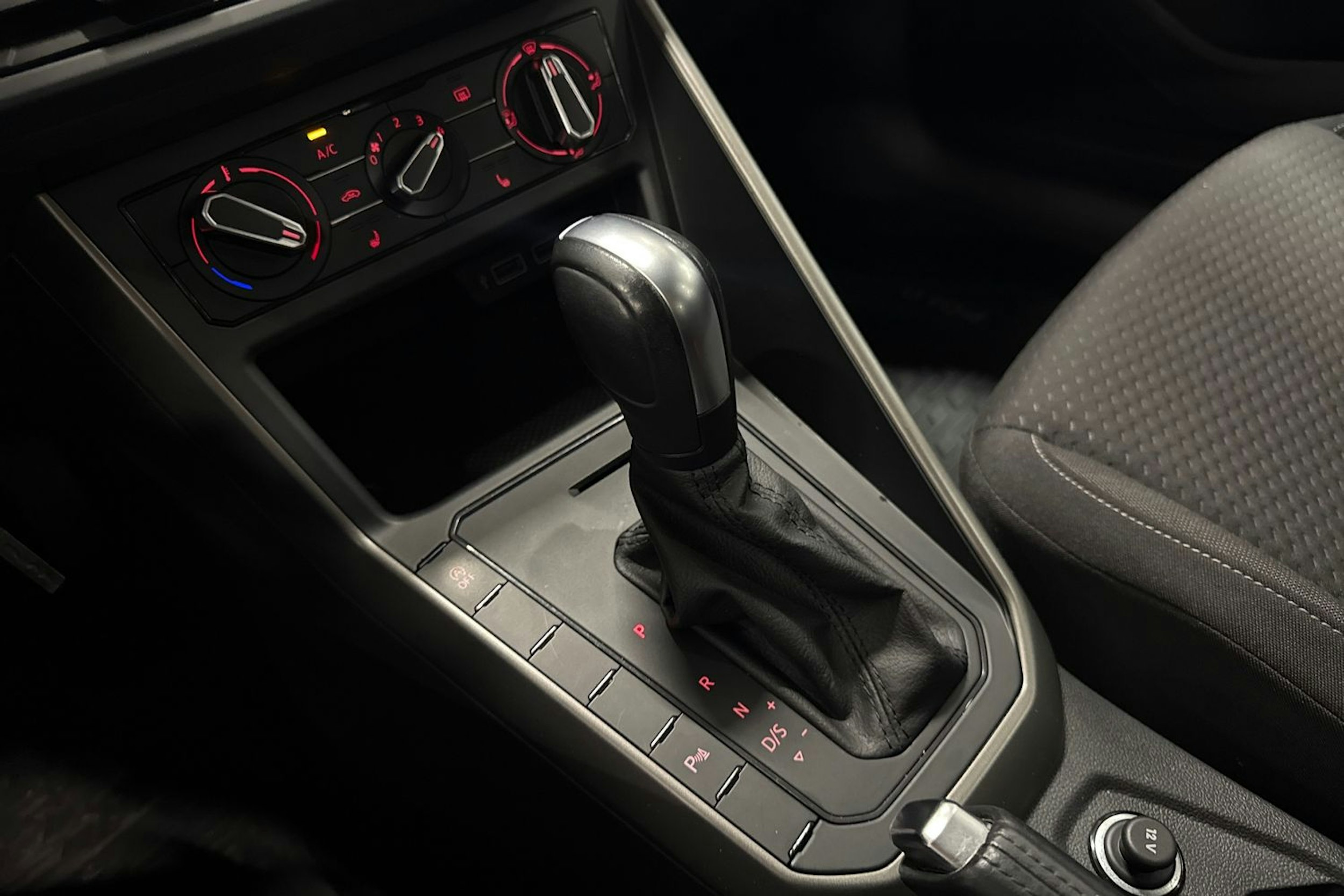 musta Volkswagen Polo 2020 kuva 18.