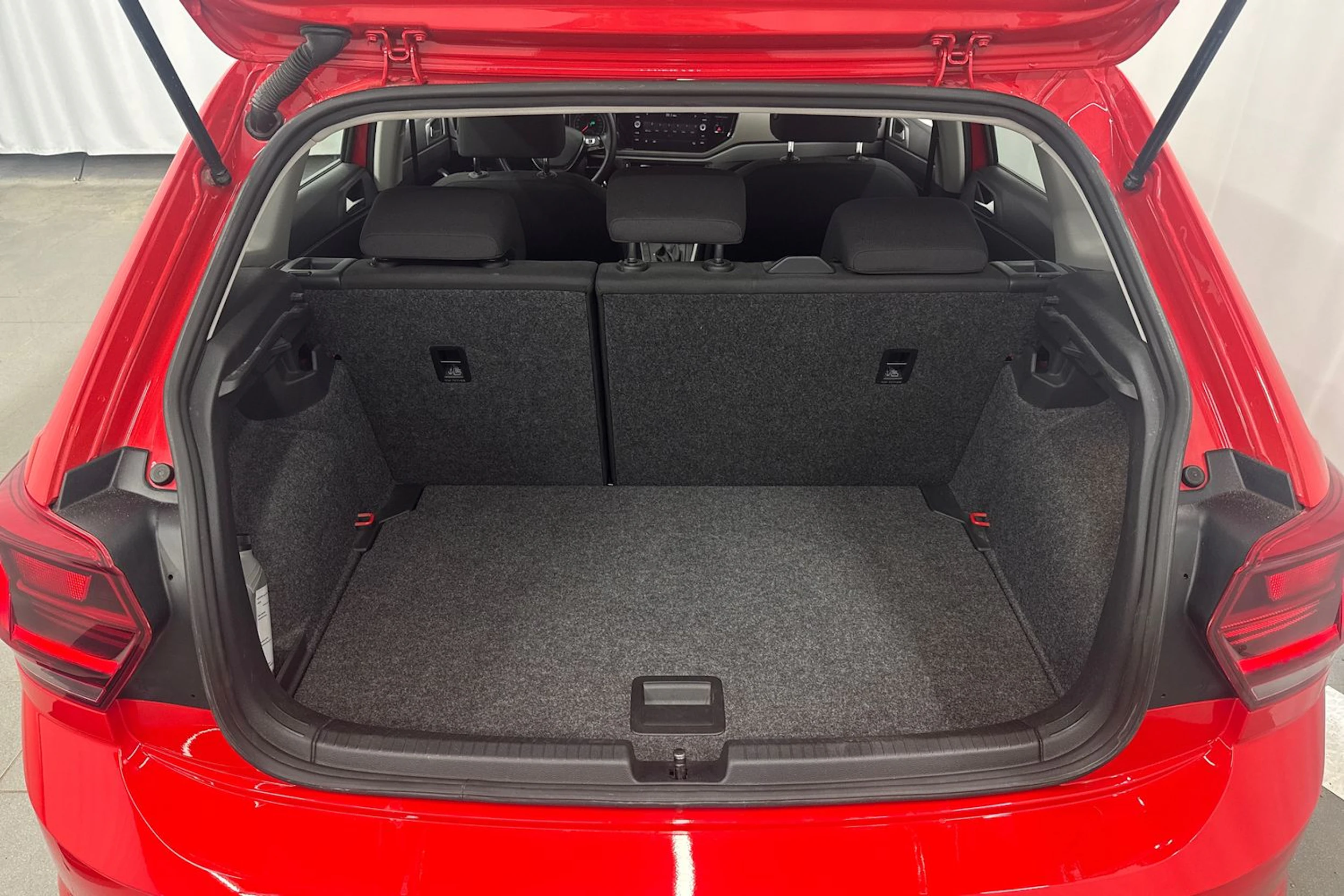punainen Volkswagen Polo 2020 kuva 16.
